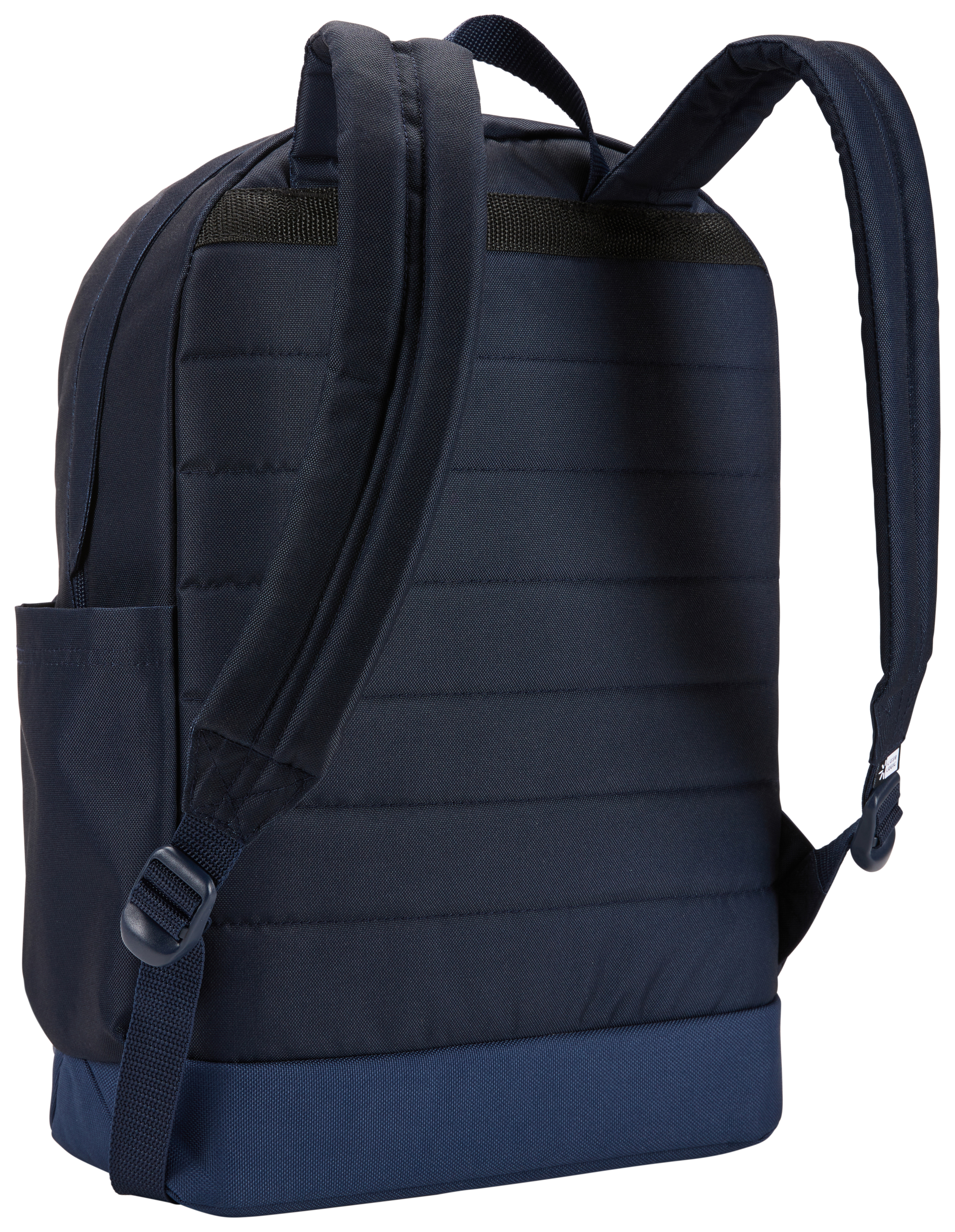 Marineblauer Rucksack mit schwarzen Gurten und einer Vordertasche, vor weißem Hintergrund.