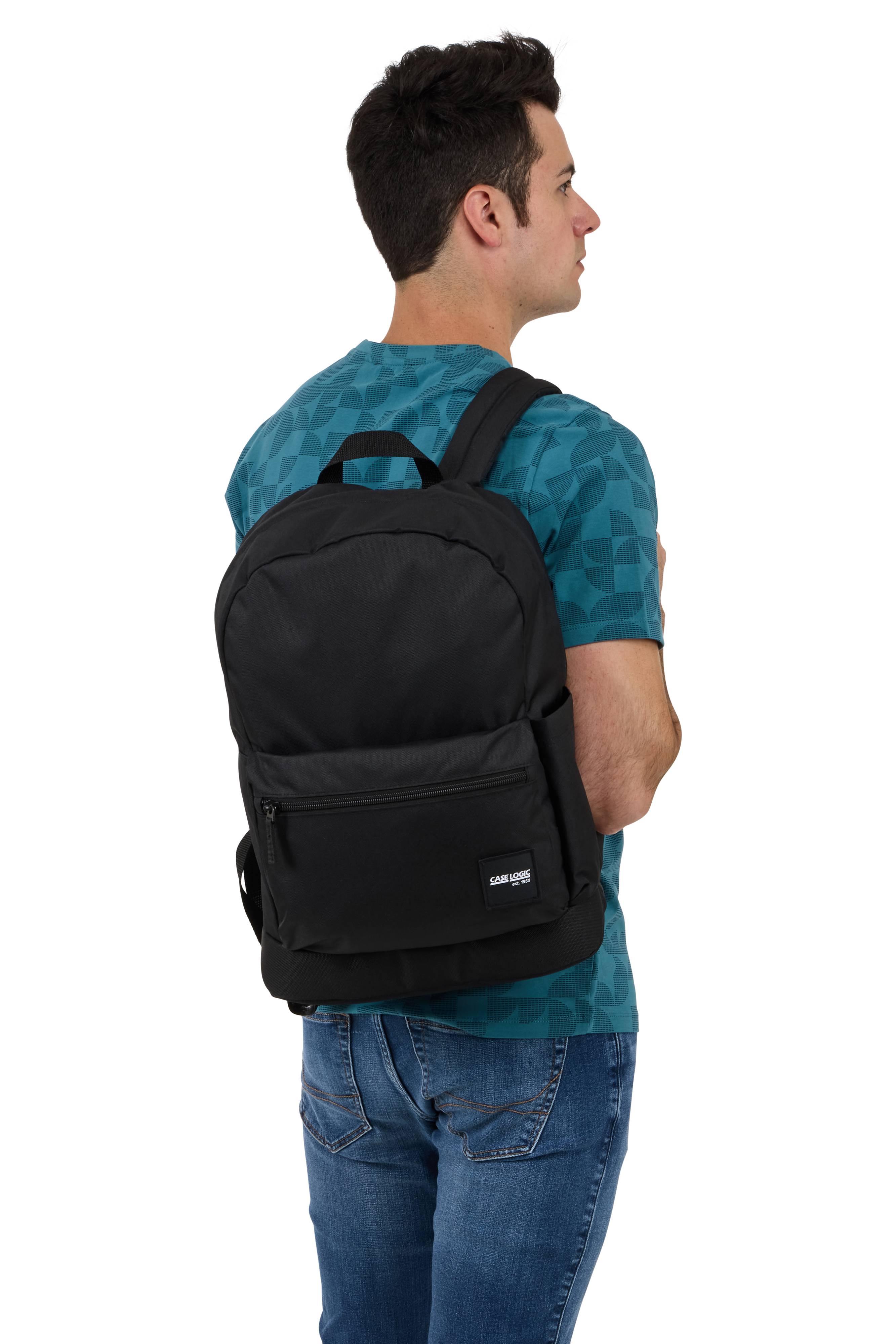 Ein Mann mit schwarzem Rucksack, blauem Hemd und Jeans, vor weißem Hintergrund.