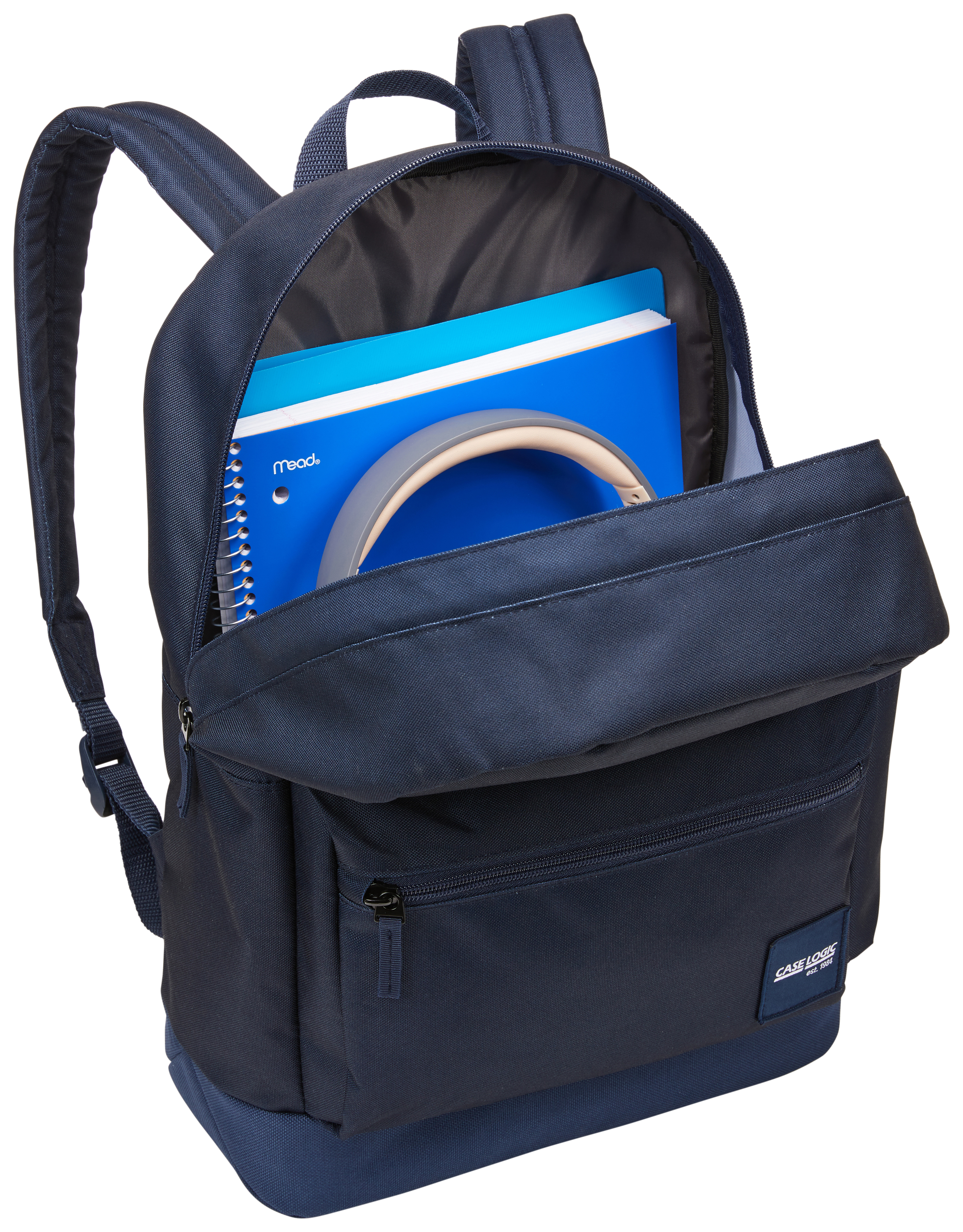 Ein marineblauer Rucksack mit offenem Deckel. Notizbücher und Kopfhörer sind darin. Das Logo ist vorne.