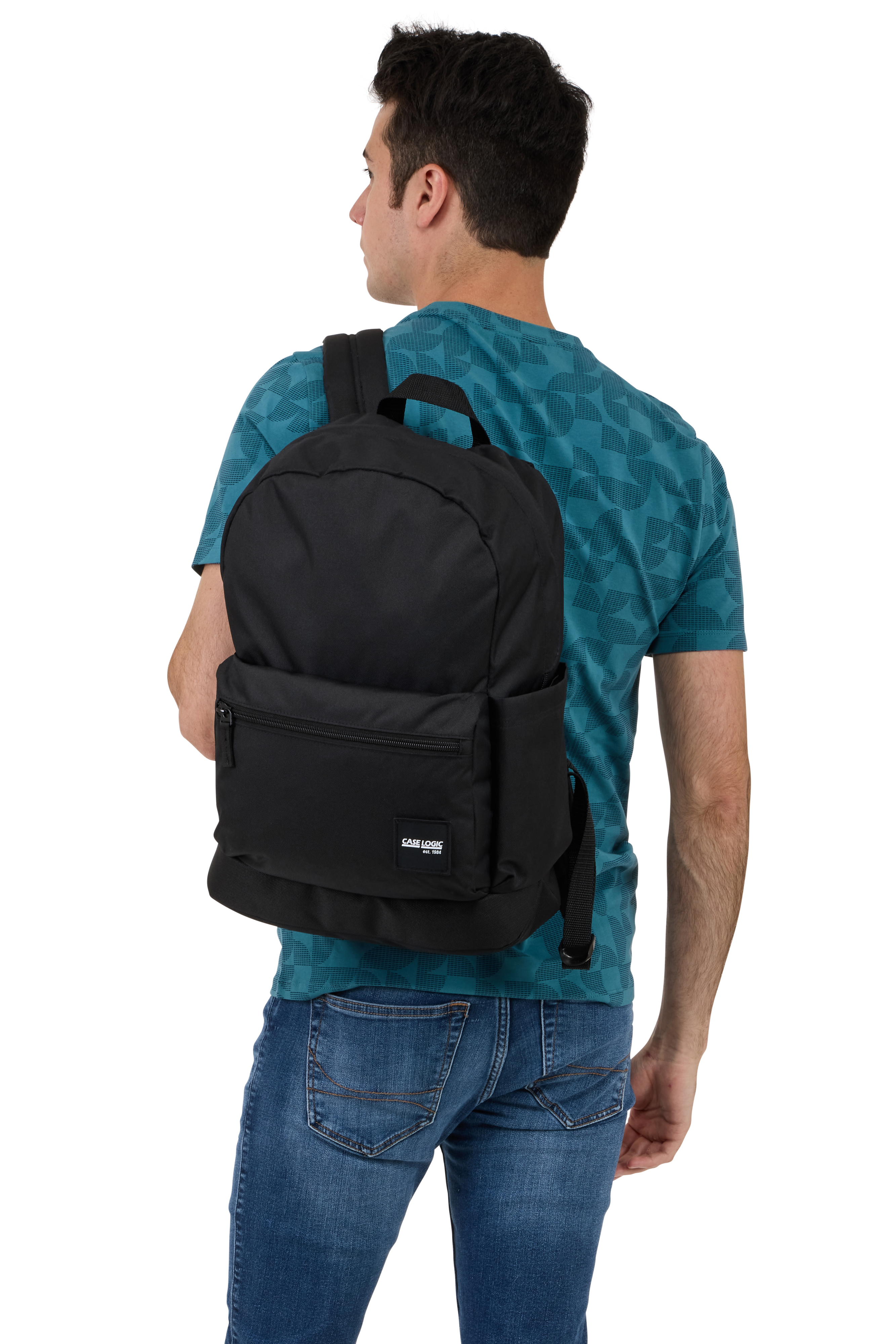 Ein Mann von hinten gesehen, trägt ein türkisfarbenes Hemd und Jeans, mit einem schwarzen Rucksack.