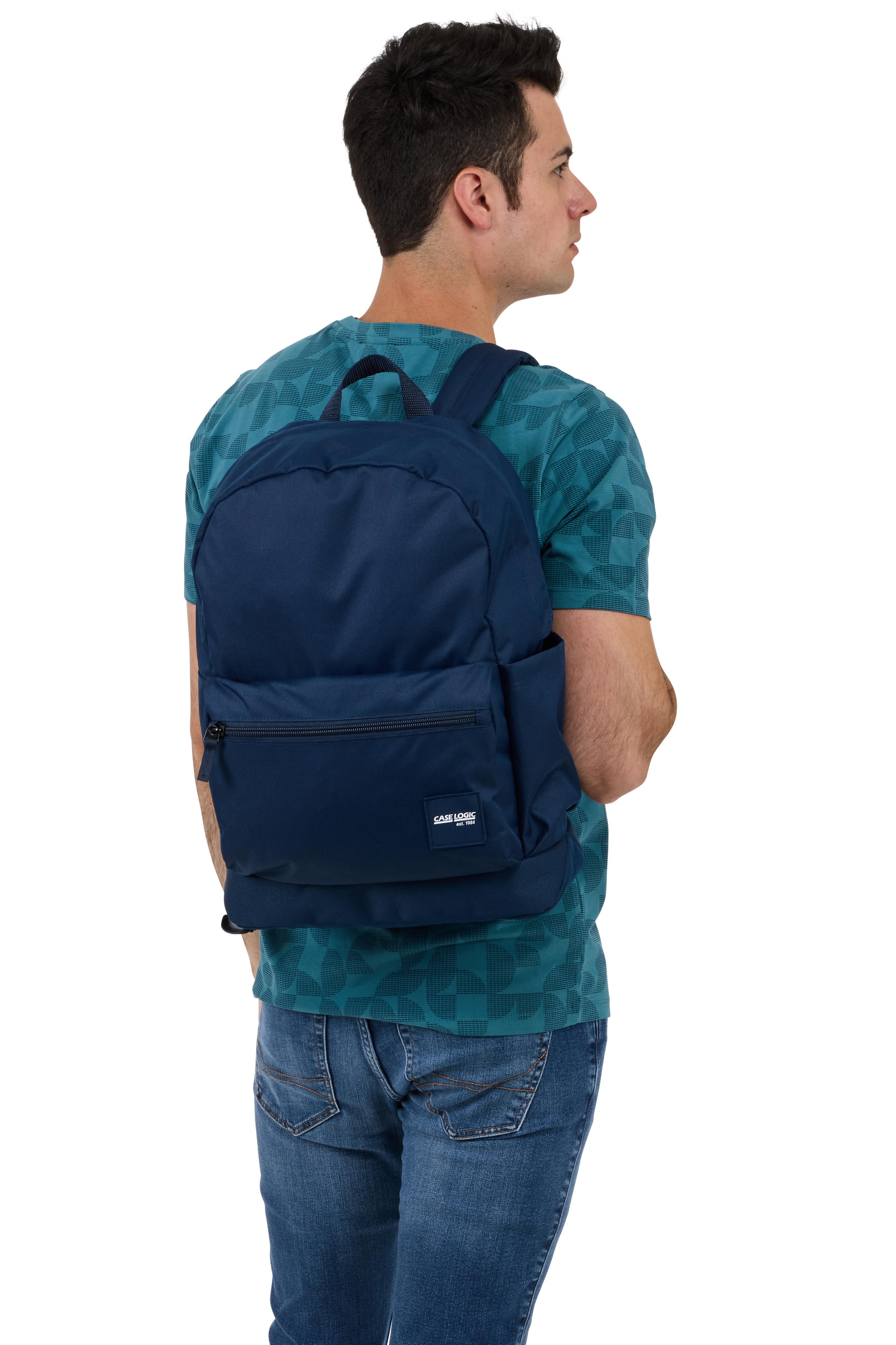 Mann mit marineblauem Rucksack, blauem T-Shirt und Jeans, von hinten gesehen.