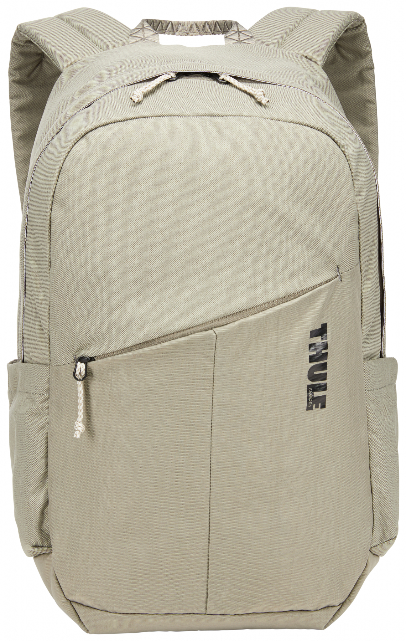 Beiger Rucksack mit diagonaler Vordertasche und schwarzem Text. Weißer Hintergrund.