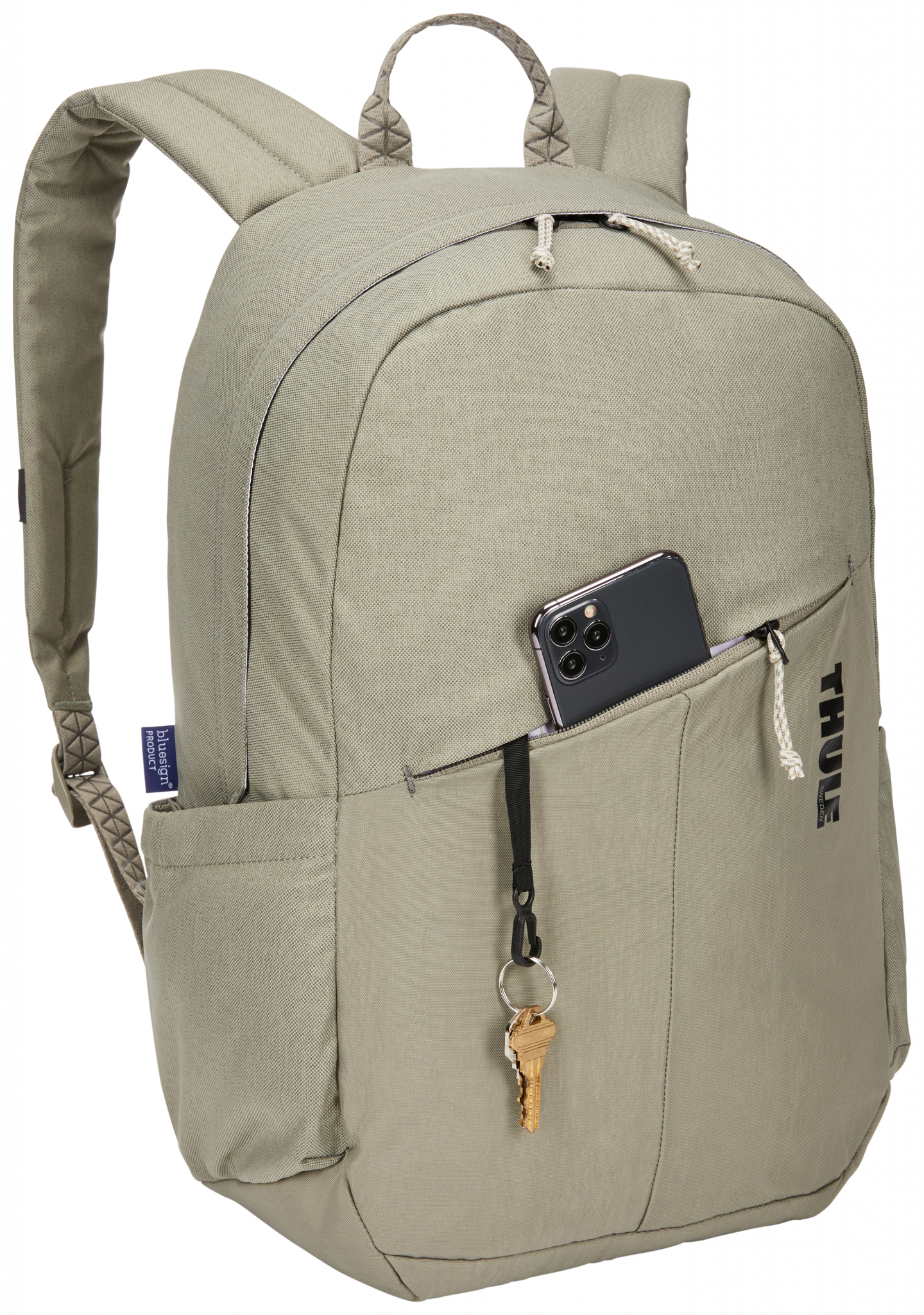 Beiger Rucksack mit Handy und Schlüsseln in den Taschen.