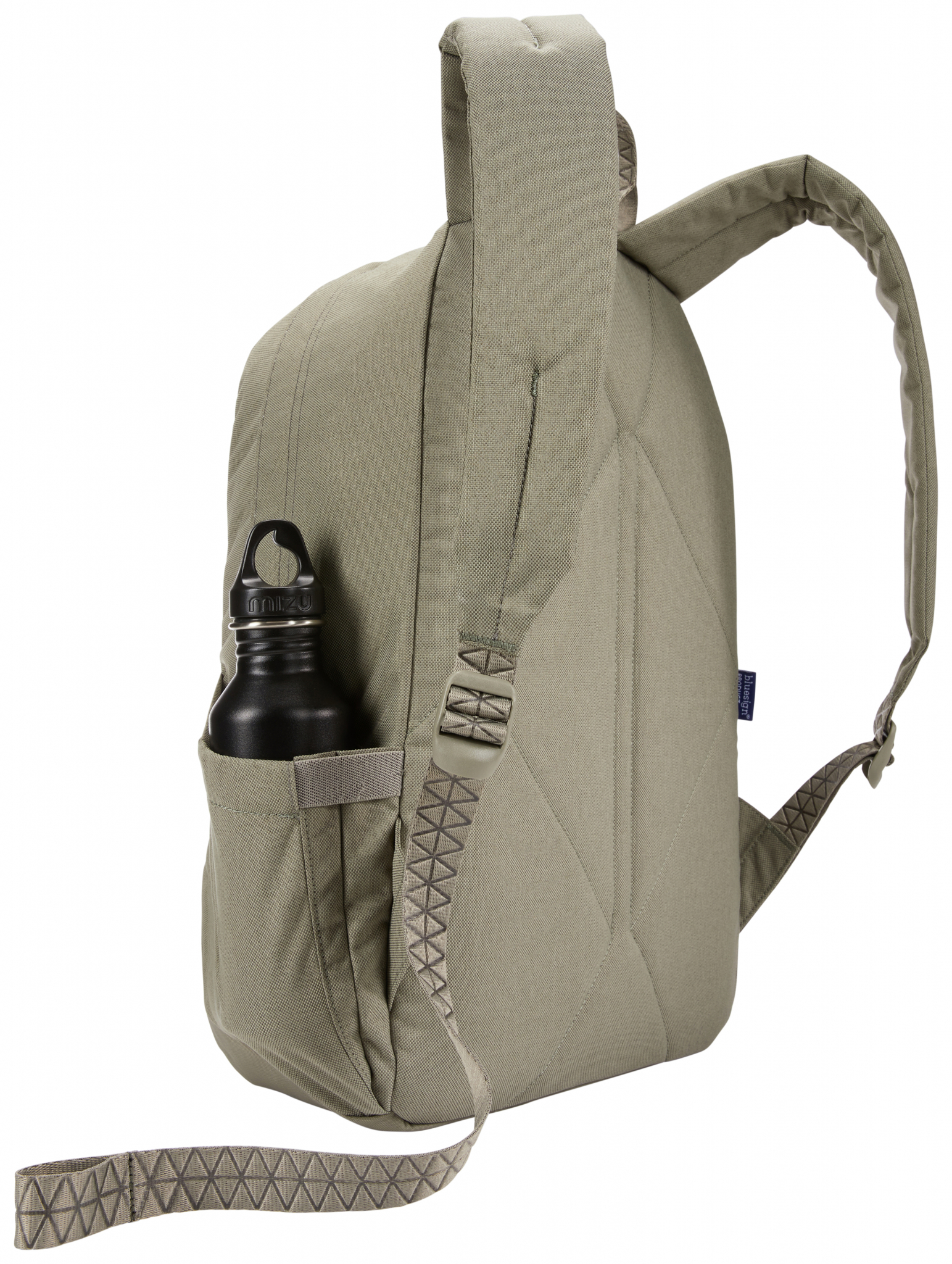 Ein grüner Rucksack mit einer schwarzen Wasserflasche in der Seitentasche.