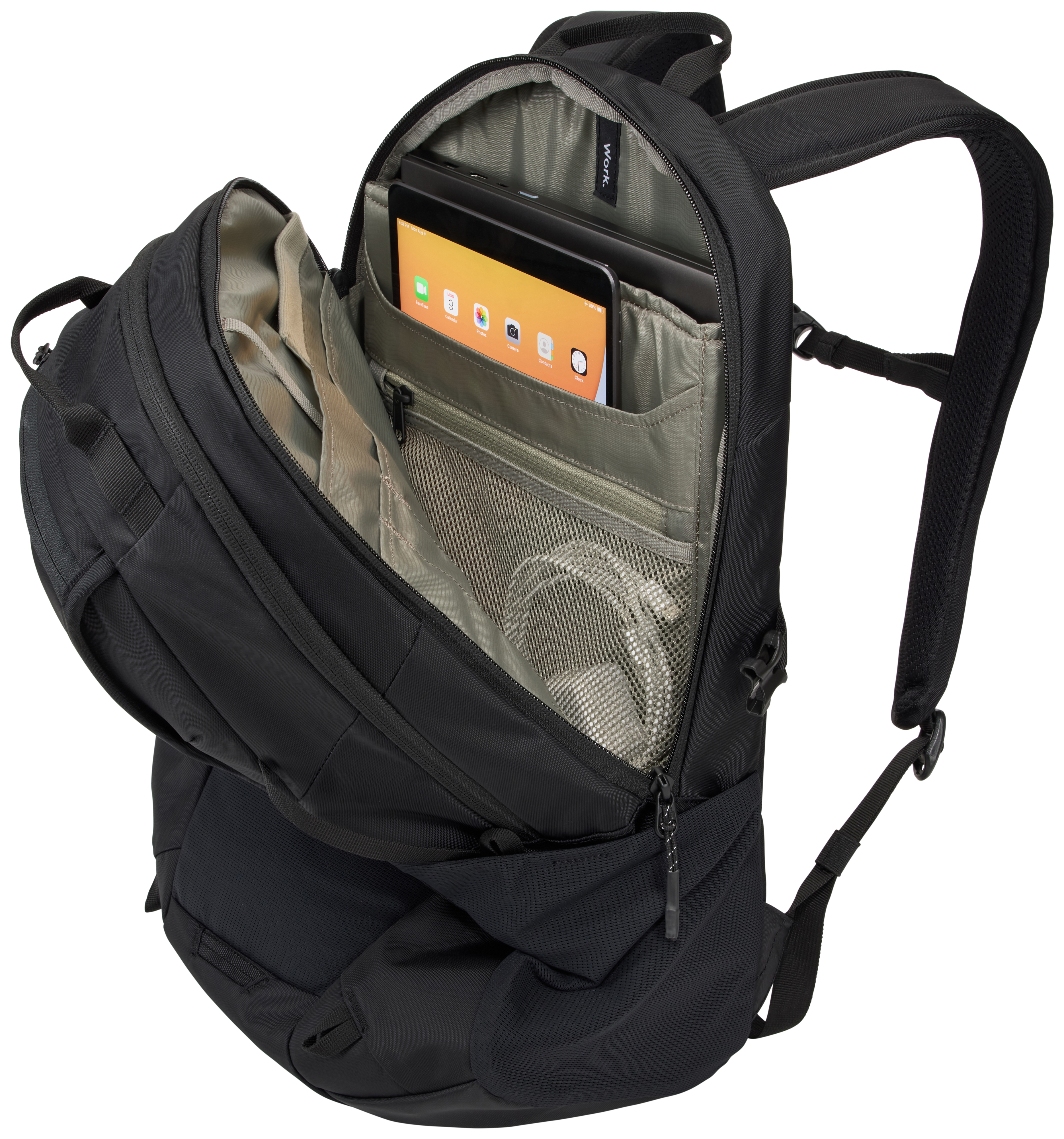 Schwarzer Rucksack offen, zeigt Tablet, Kopfhörer und andere Gegenstände.
