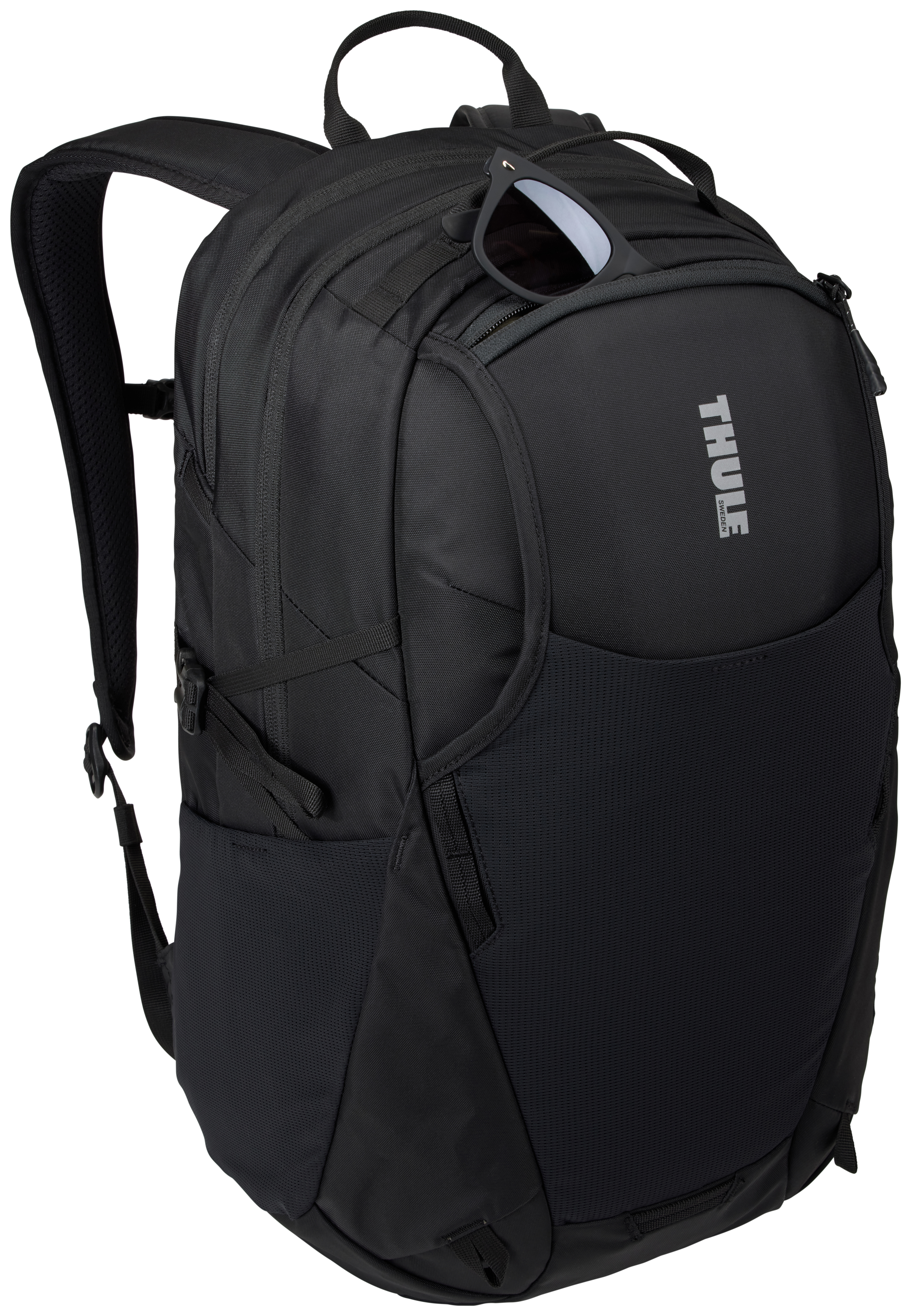 Schwarzer Rucksack mit Sonnenbrille. Die Marke THULE ist in silbernen Buchstaben sichtbar.