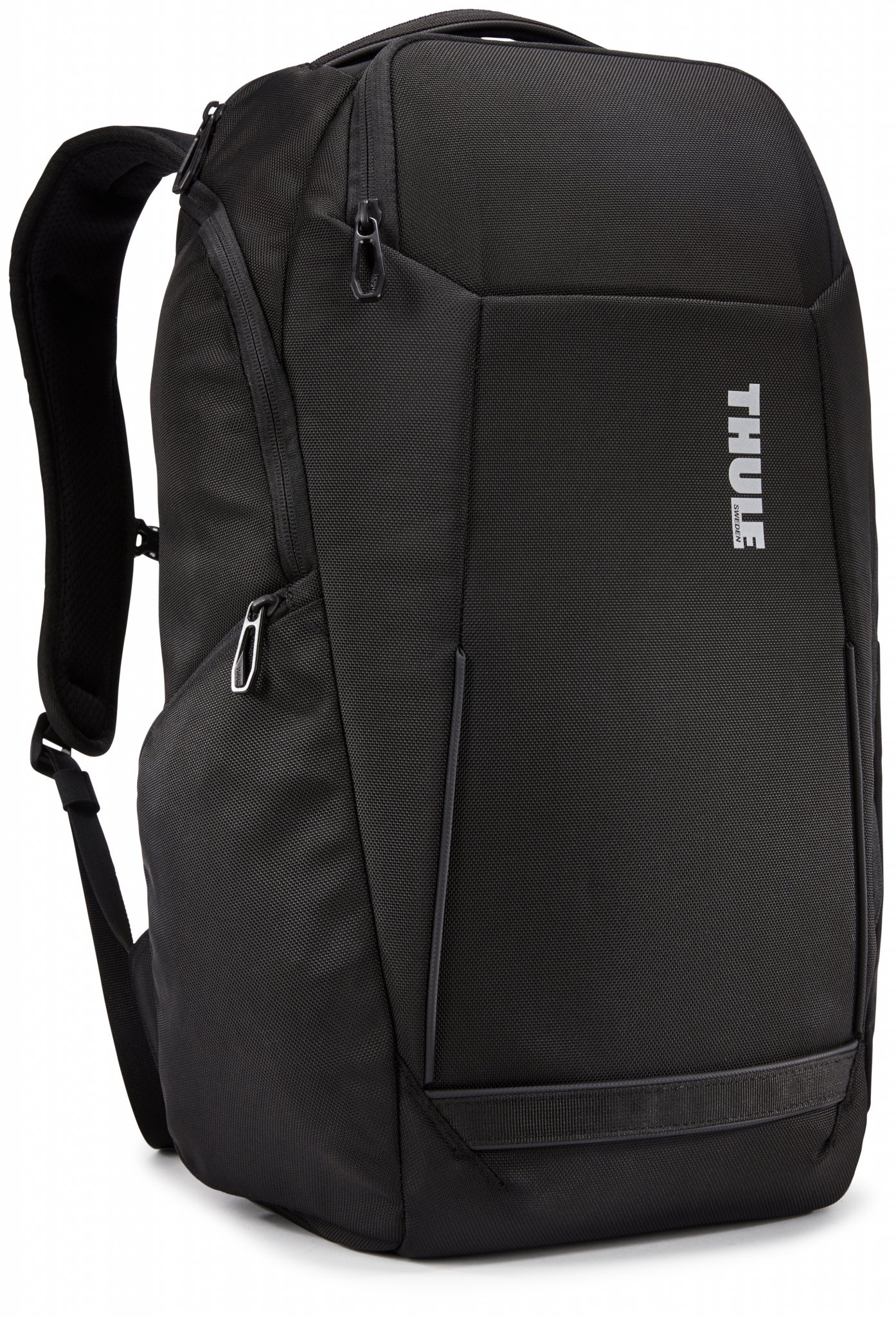 Schwarzer Rucksack mit THULE-Logo. Es hat ein schlankes Design und mehrere Fächer.