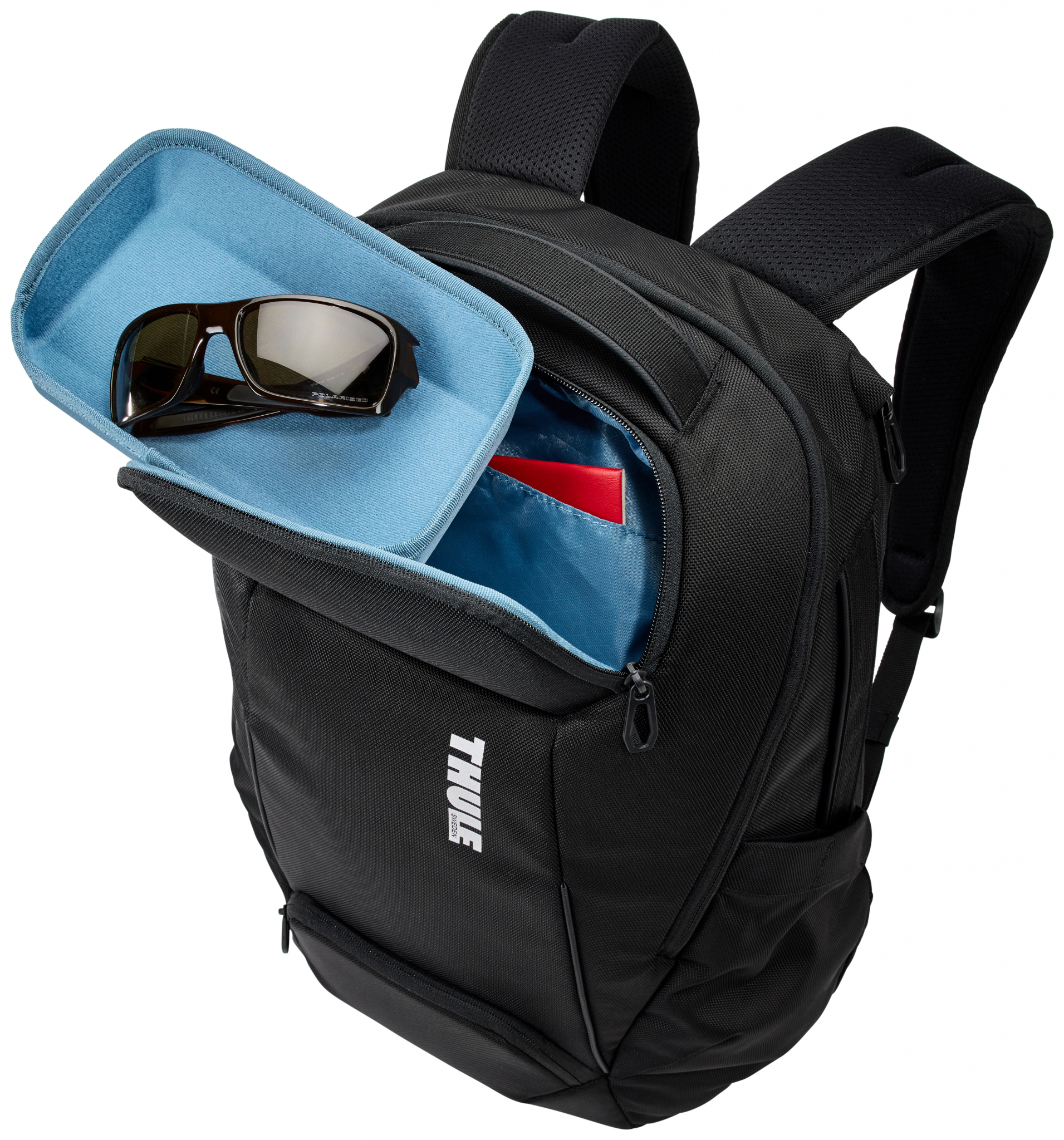 Schwarzer Rucksack, offen mit blauem Tablett und Sonnenbrille darin.
