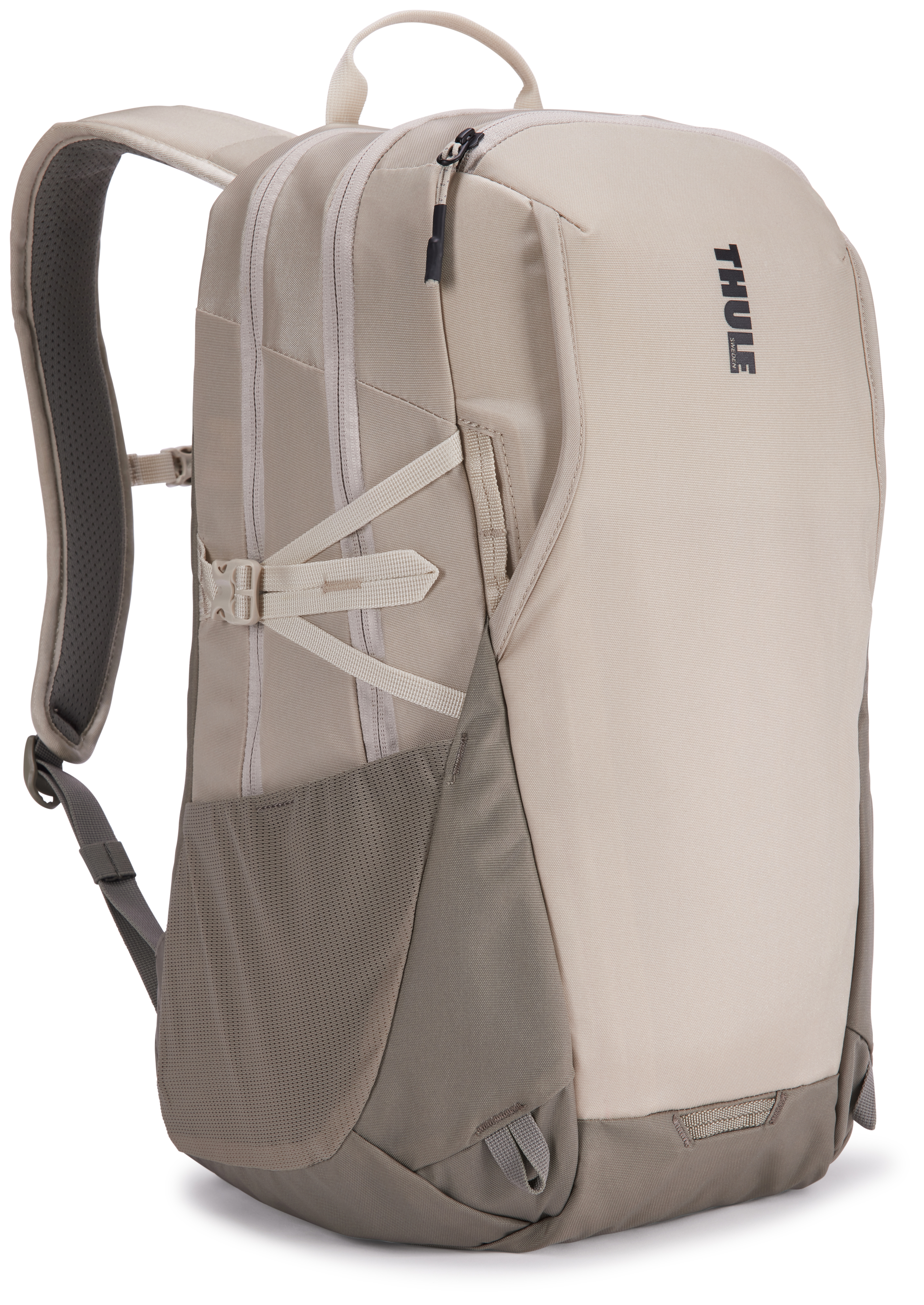 Beiger Rucksack mit grauen Akzenten. Mit Thule-Logo. Seitenansicht, weißer Hintergrund.
