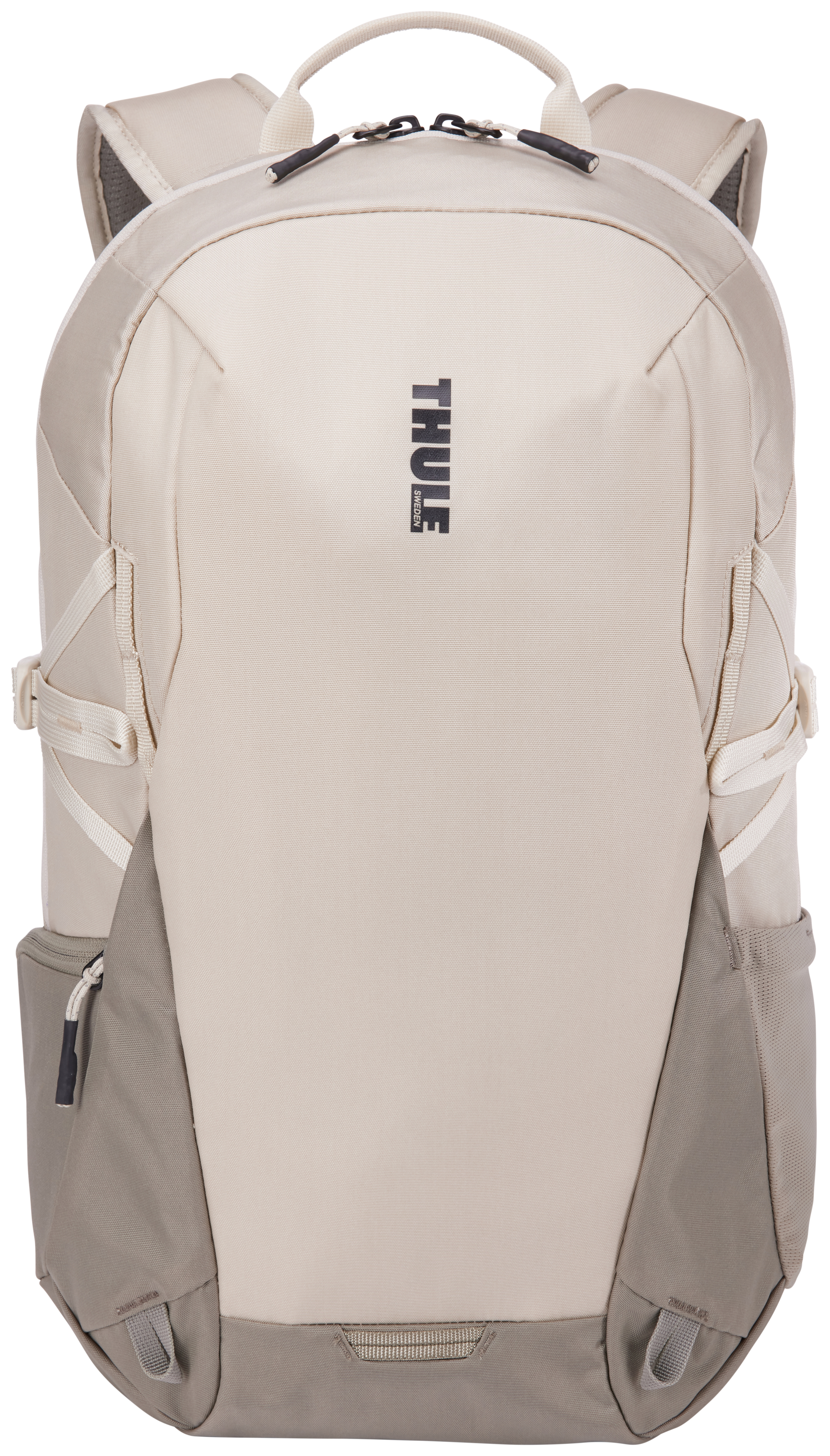 Ein beige-grauer Rucksack mit dem THULE-Logo, nach rechts abgewinkelt.