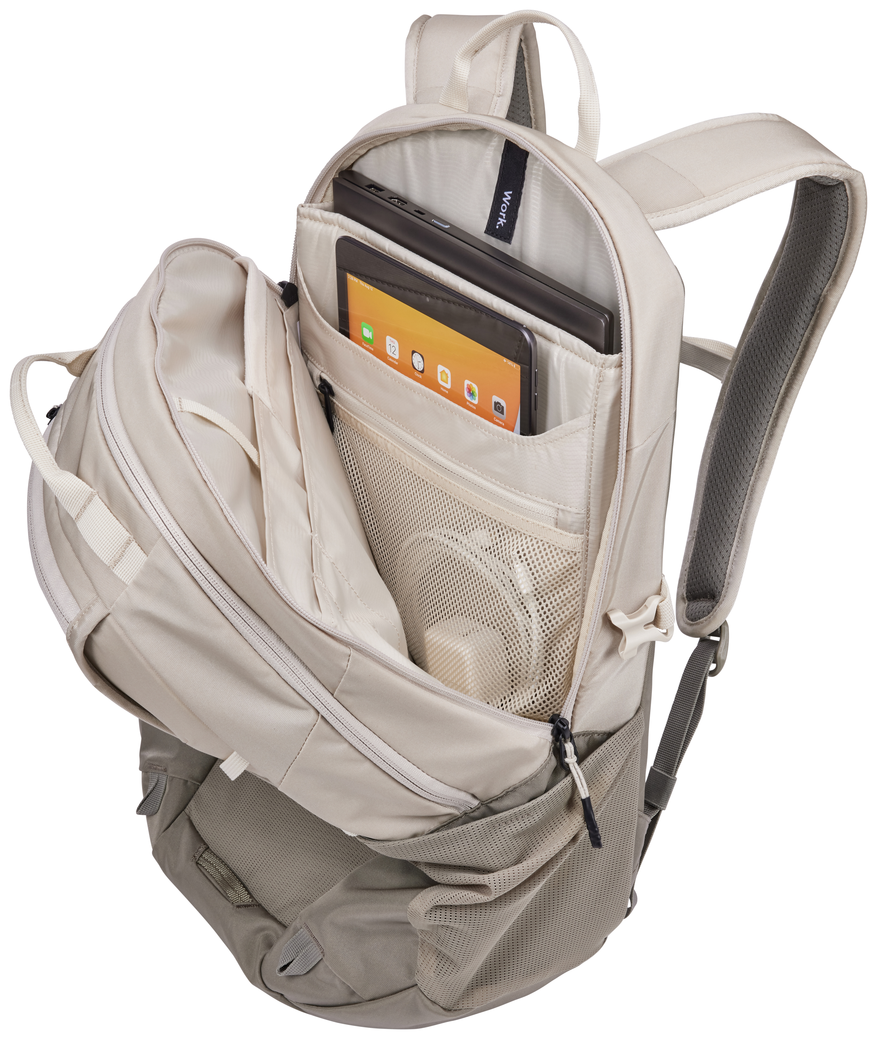 Rucksack mit Tablet im Inneren und einer Netztasche, hauptsächlich beige und grau.
