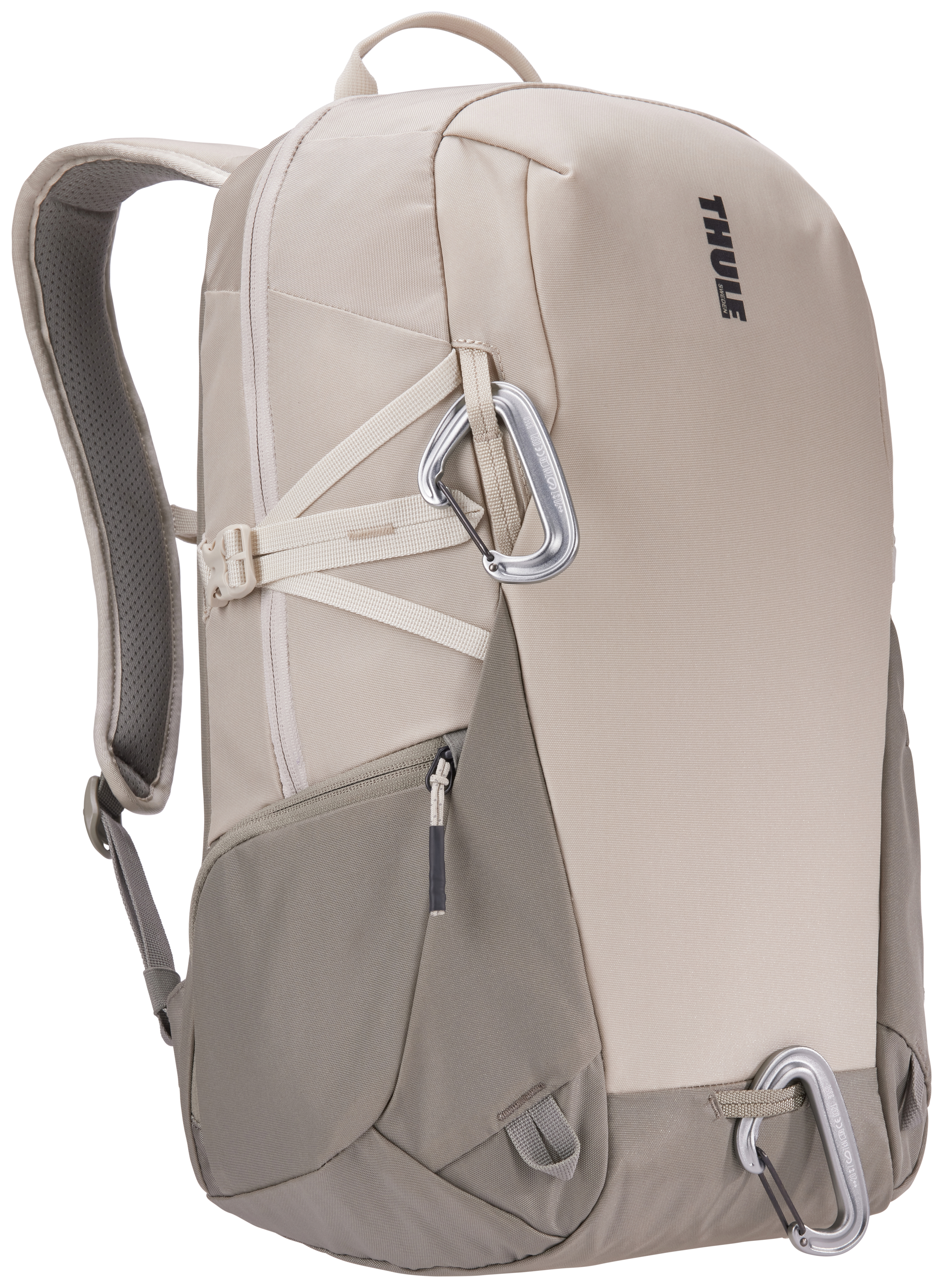 Ein beiger Rucksack mit grauem Unterteil, zwei Karabinern und einem Reißverschluss.