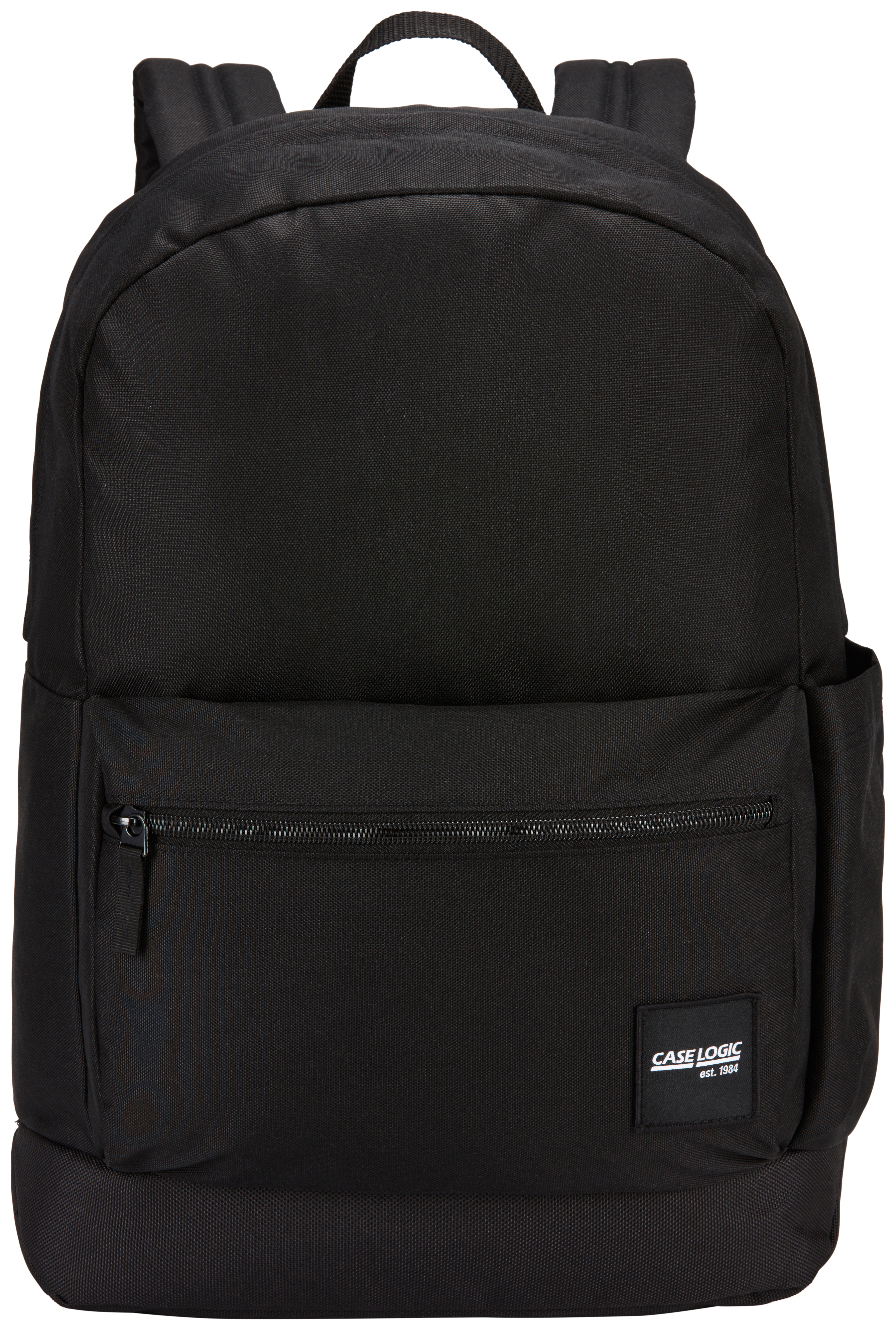 Schwarzer Case Logic Rucksack mit Fronttasche, Reißverschluss und kleinem Logo. Die Tasche steht auf weißem Untergrund.