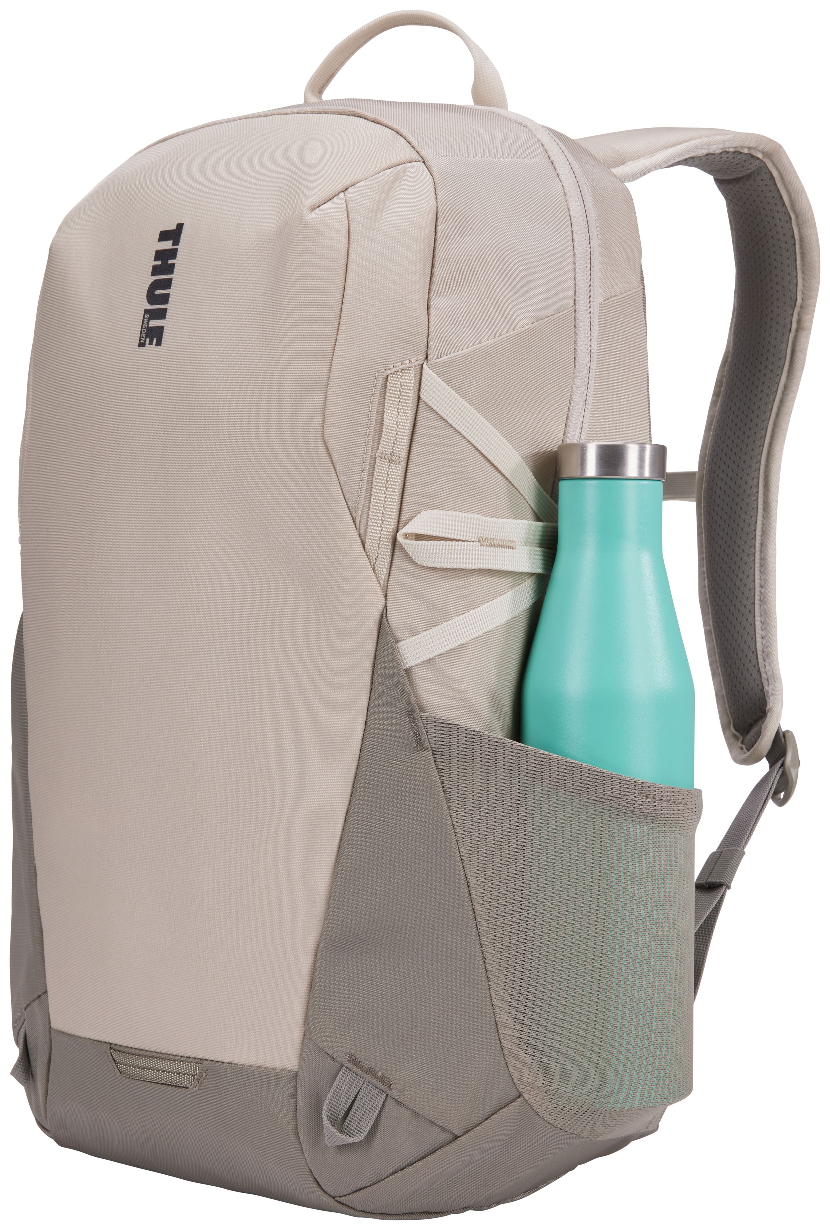 Beige-grauer Rucksack mit Wasserflasche in der Seitentasche.