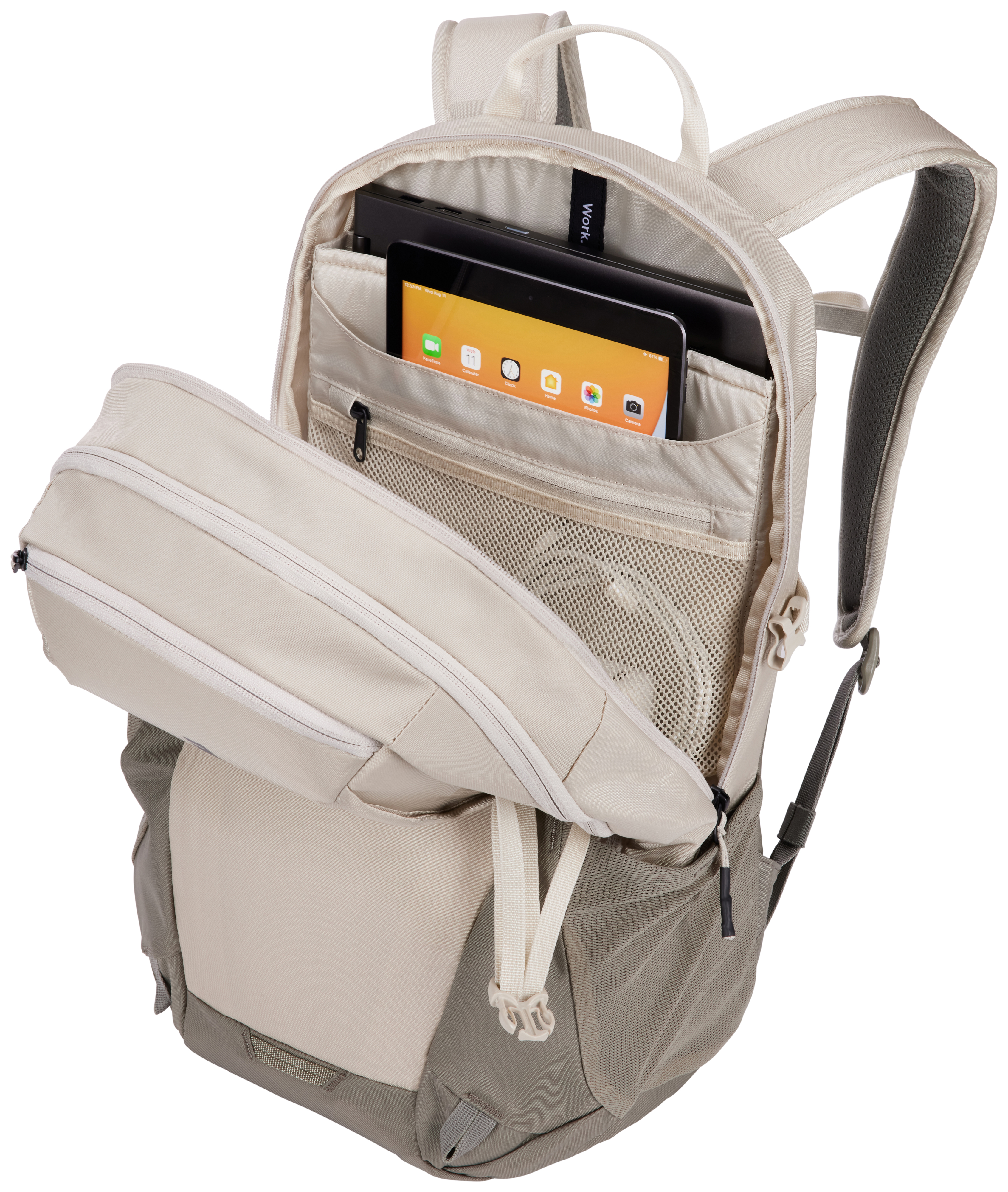 Beigefarbener Rucksack mit offenen Fächern, die Tablets zeigen, vor weißem Hintergrund.