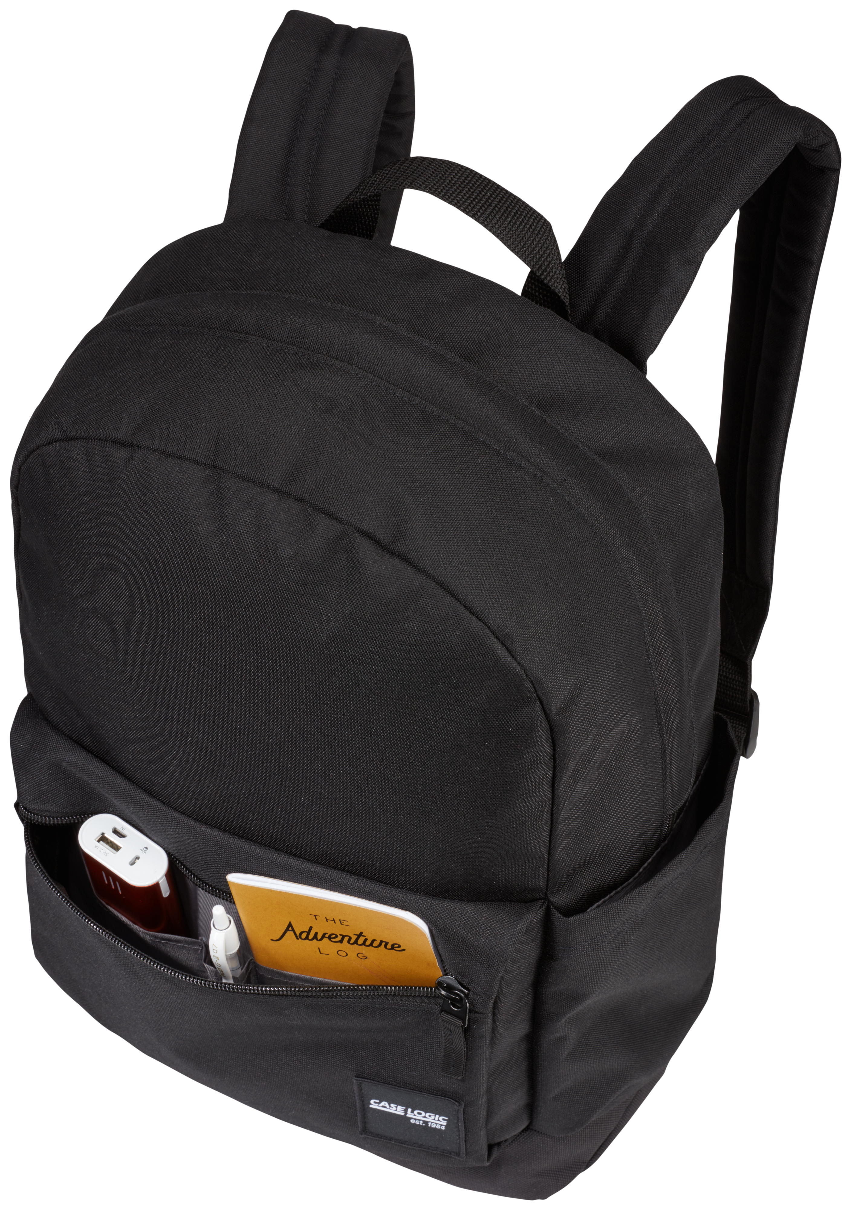 Schwarzer Case Logic Rucksack mit einem kleinen Notizbuch und Ladegerät in der Vordertasche.