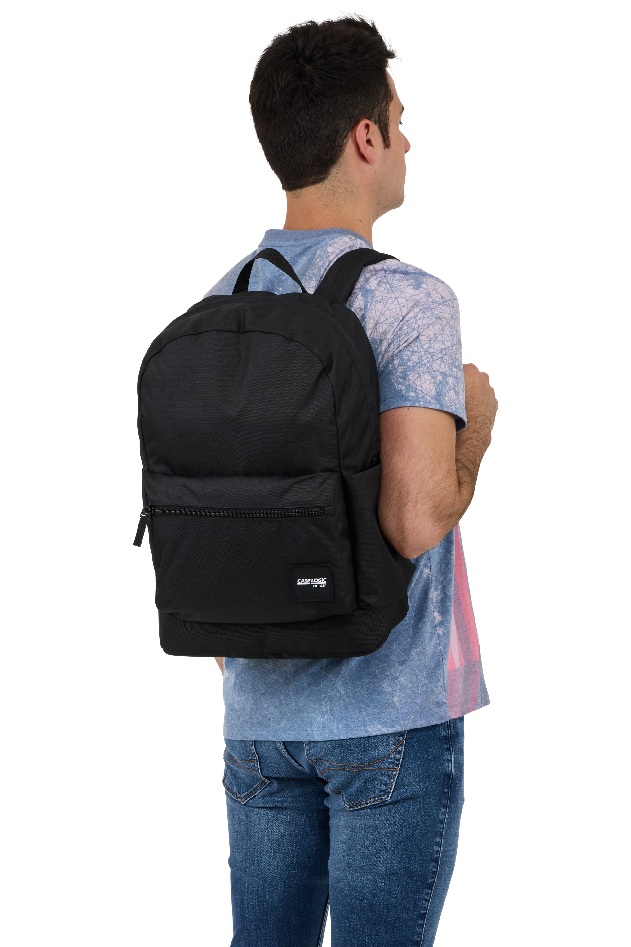 Ein Mann mit einem schwarzen Rucksack. Der Rucksack hat eine Tasche. Der Hintergrund ist weiß.