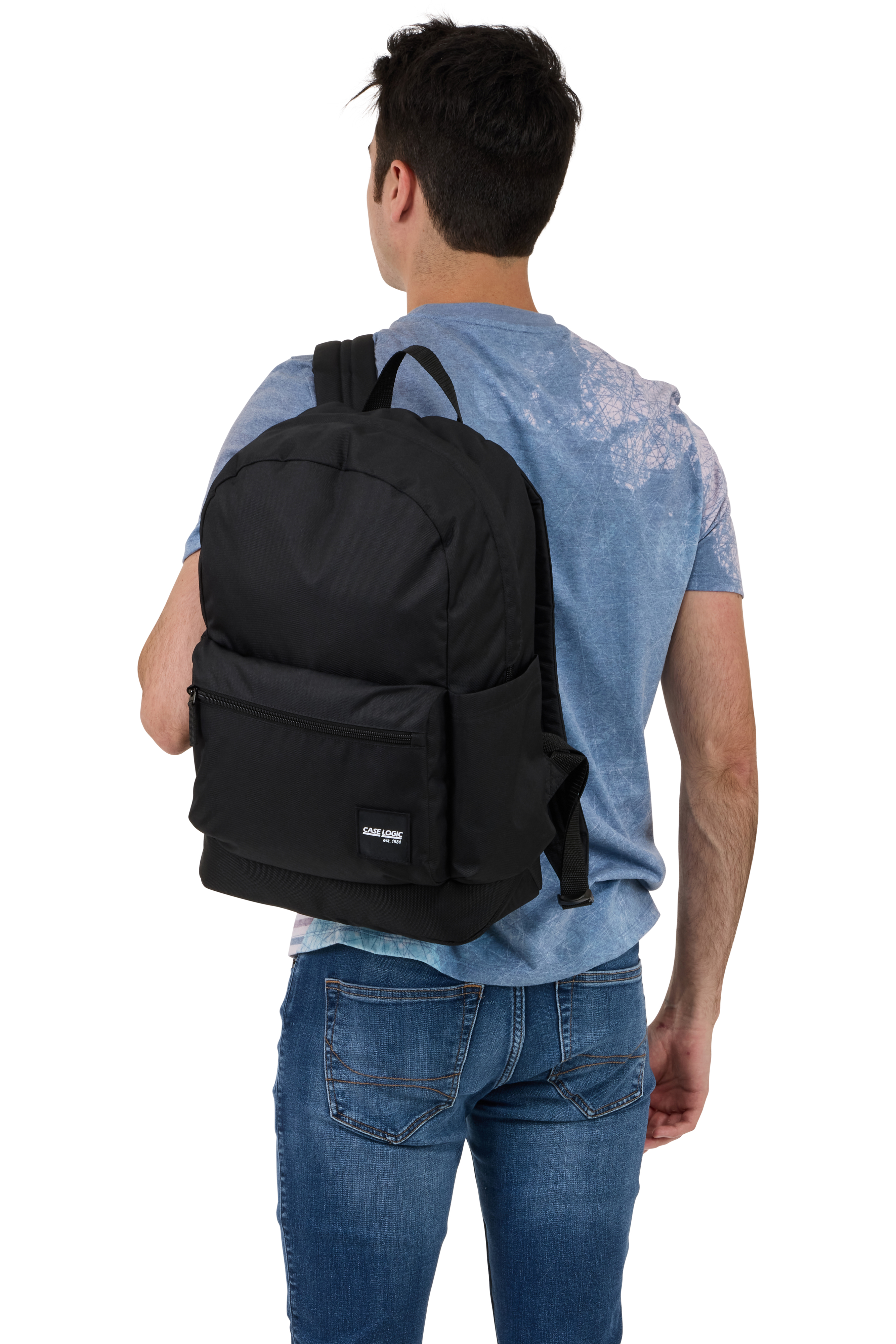 Ein Mann von hinten gesehen, der ein blaues Hemd und Jeans trägt und einen schwarzen Rucksack trägt.