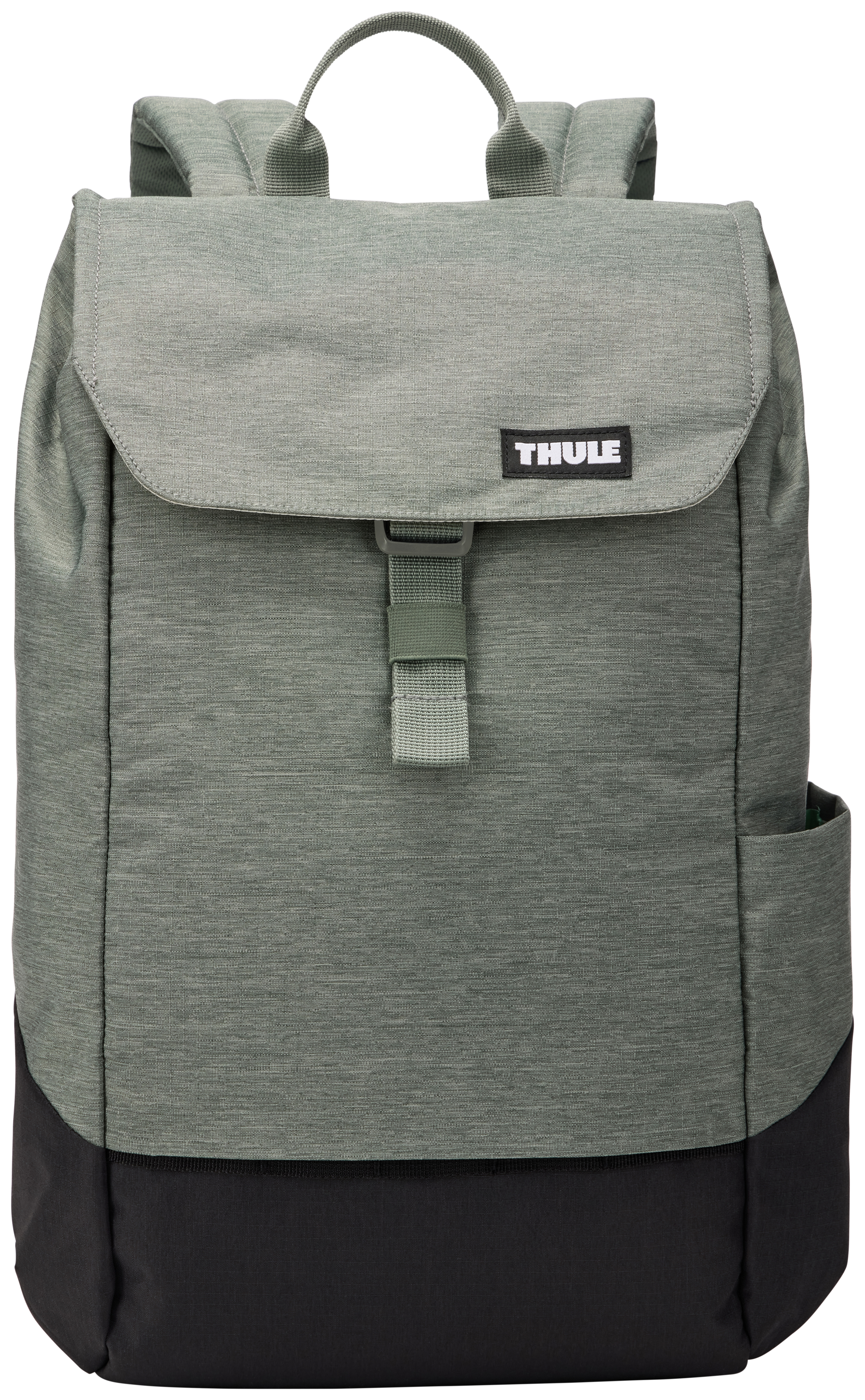 Grüner und schwarzer Rucksack mit Klappverschluss und Seitentasche, auf weißem Hintergrund.