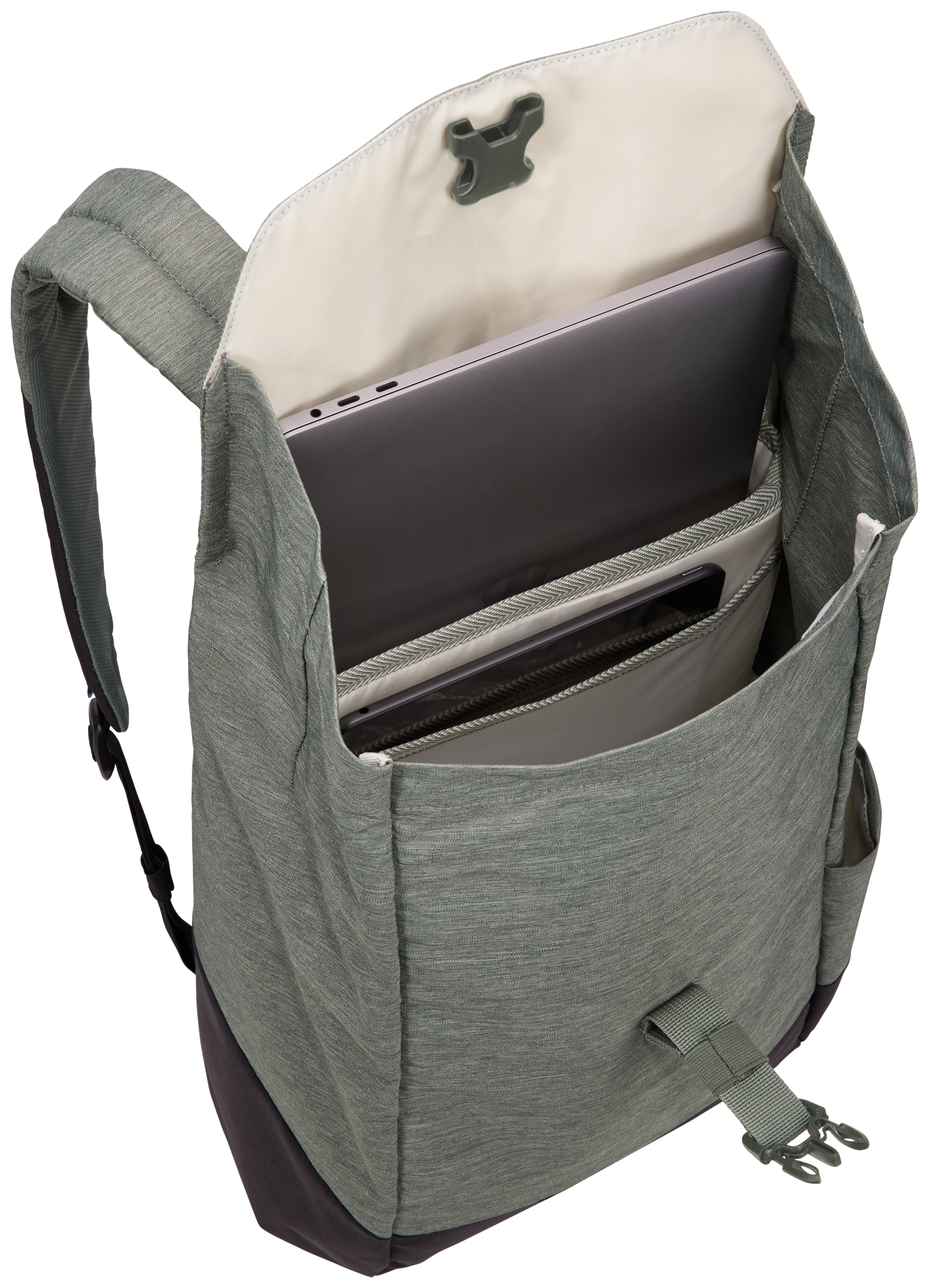 Offener Rucksack mit Laptop und anderen Gegenständen, auf weißem Hintergrund.