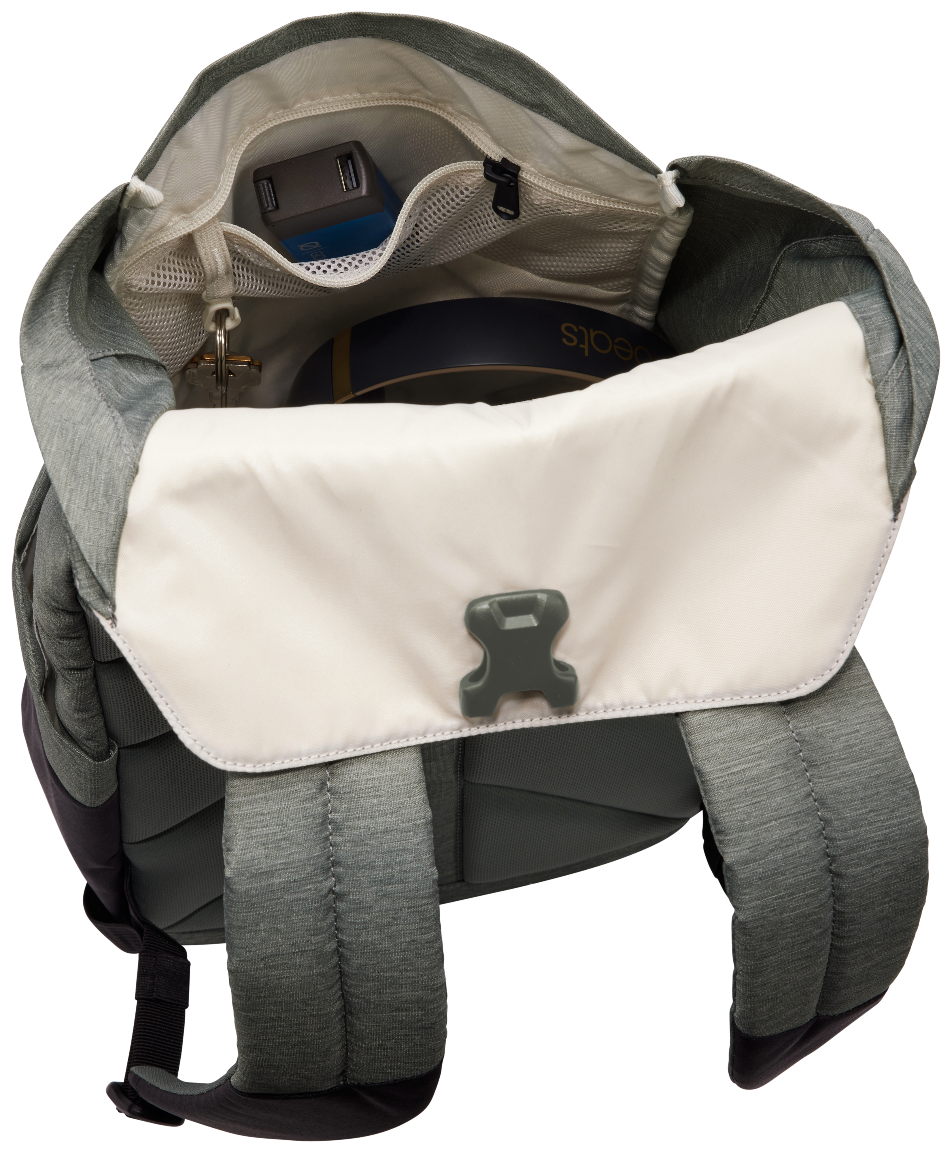 Offener Rucksack mit Inhalt: Schlüssel, Powerbank und Kopfhörer. Grüner und grauer Stoff.