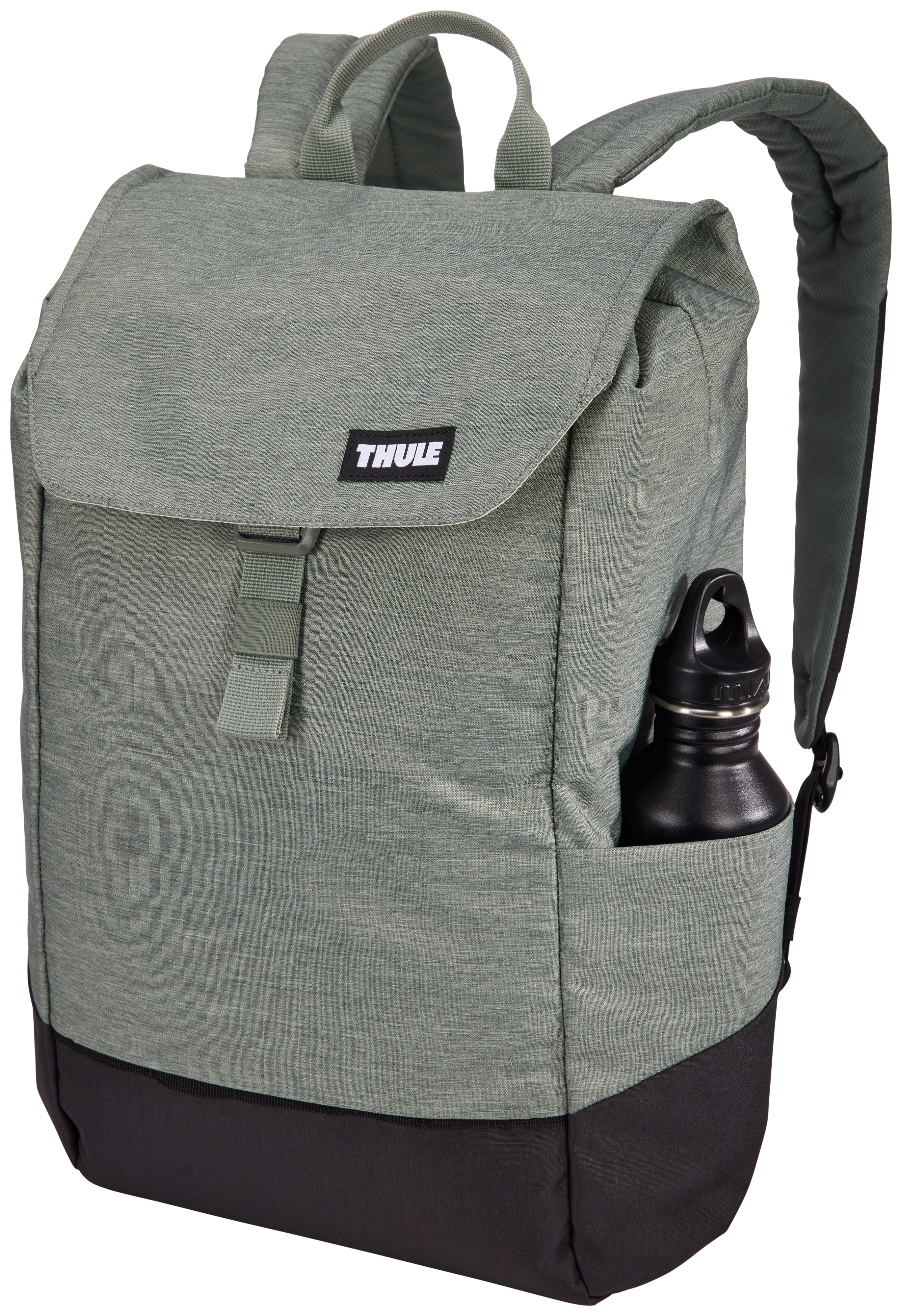 Ein grauer Rucksack mit schwarzem Boden und einer schwarzen Wasserflasche in der Seitentasche. Mit Top-Klappe.