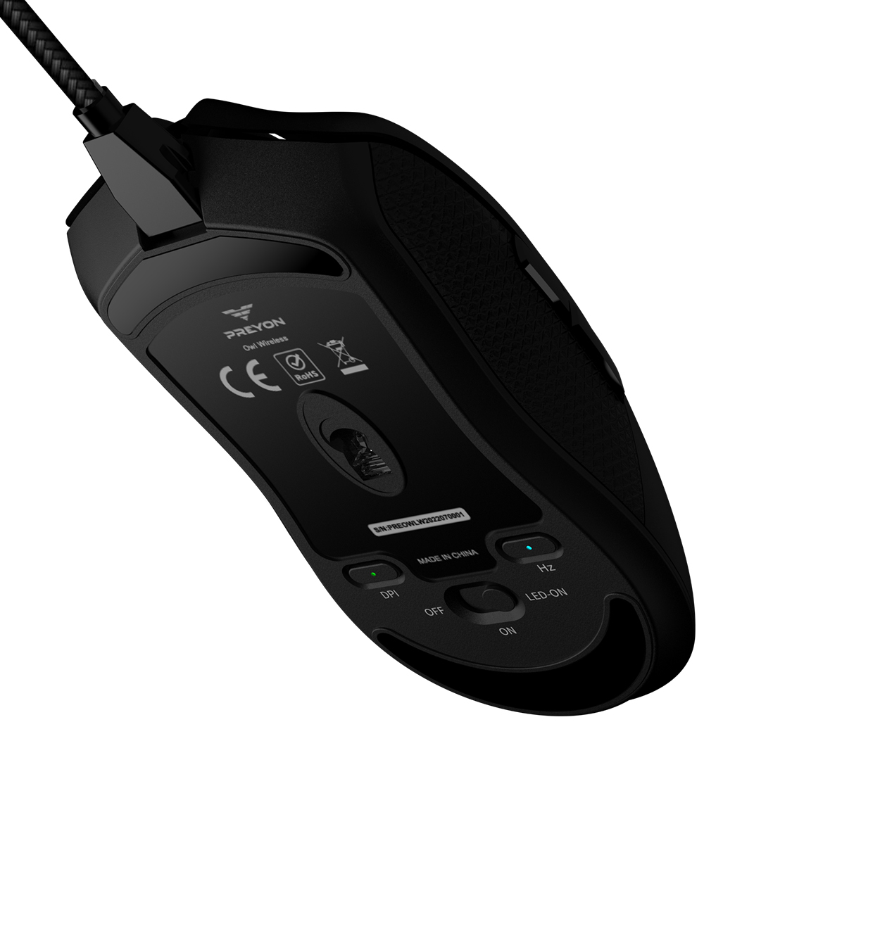 Ratón gaming negro con cable, visto lateralmente. La parte inferior tiene botones y etiquetas. Fondo blanco.