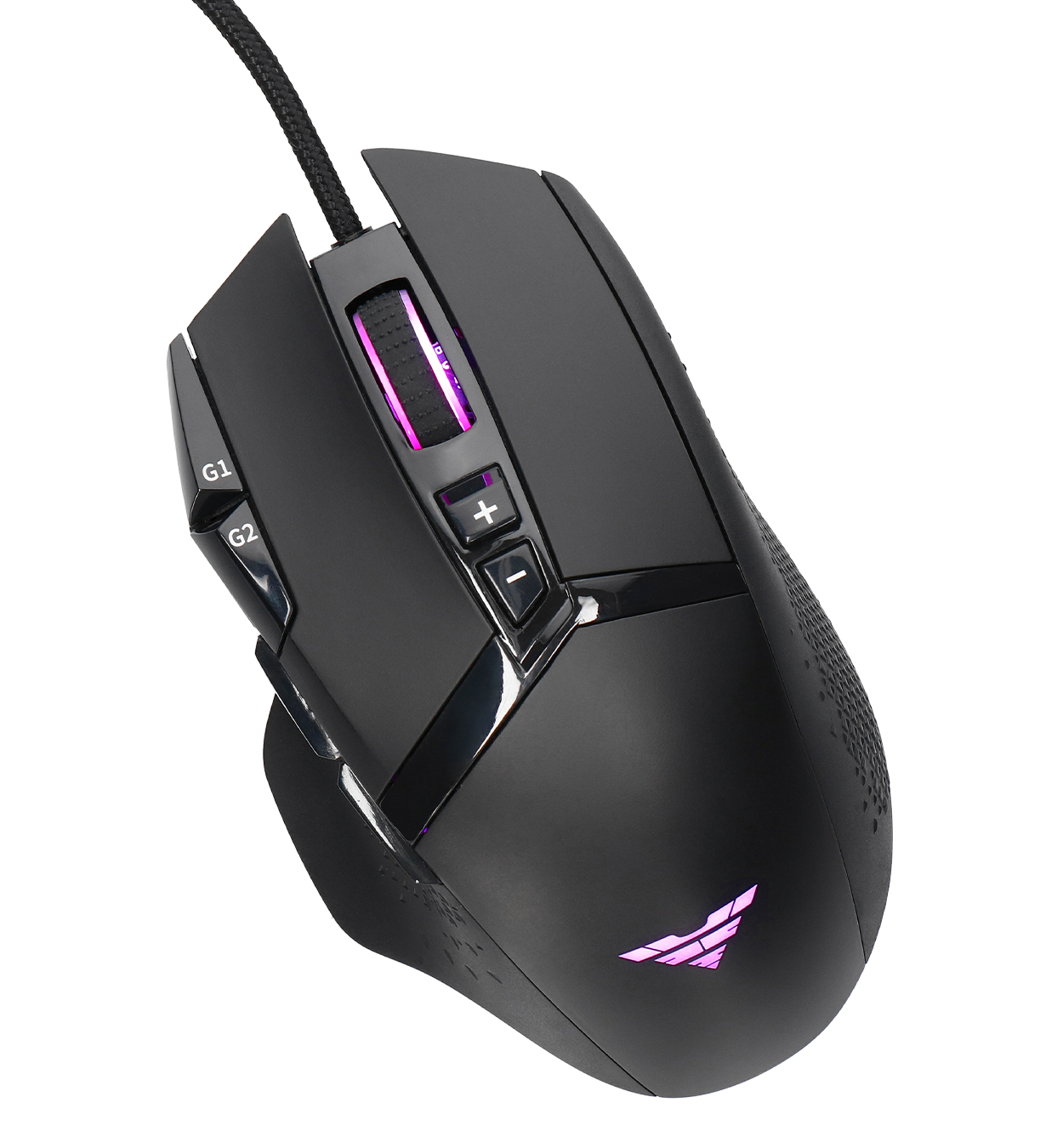 Ratón gaming negro en ángulo. Tiene un logotipo, botones y una rueda de desplazamiento. El fondo es blanco.