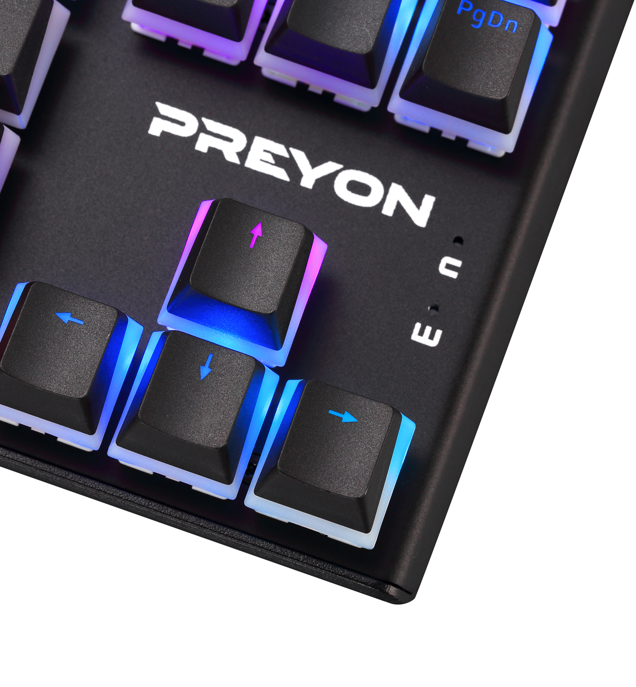 Primer plano de teclas de teclado con iluminación RGB, mostrando flechas y el logo PREYON.