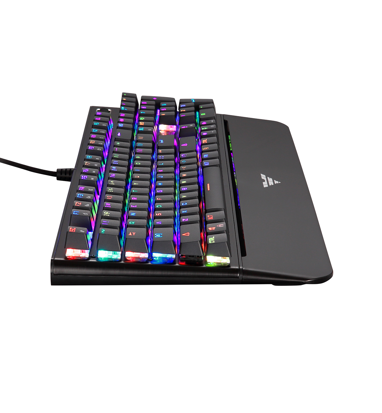 Teclado negro con luces LED de colores y reposamuñecas. Aislado sobre fondo blanco. Vista lateral.