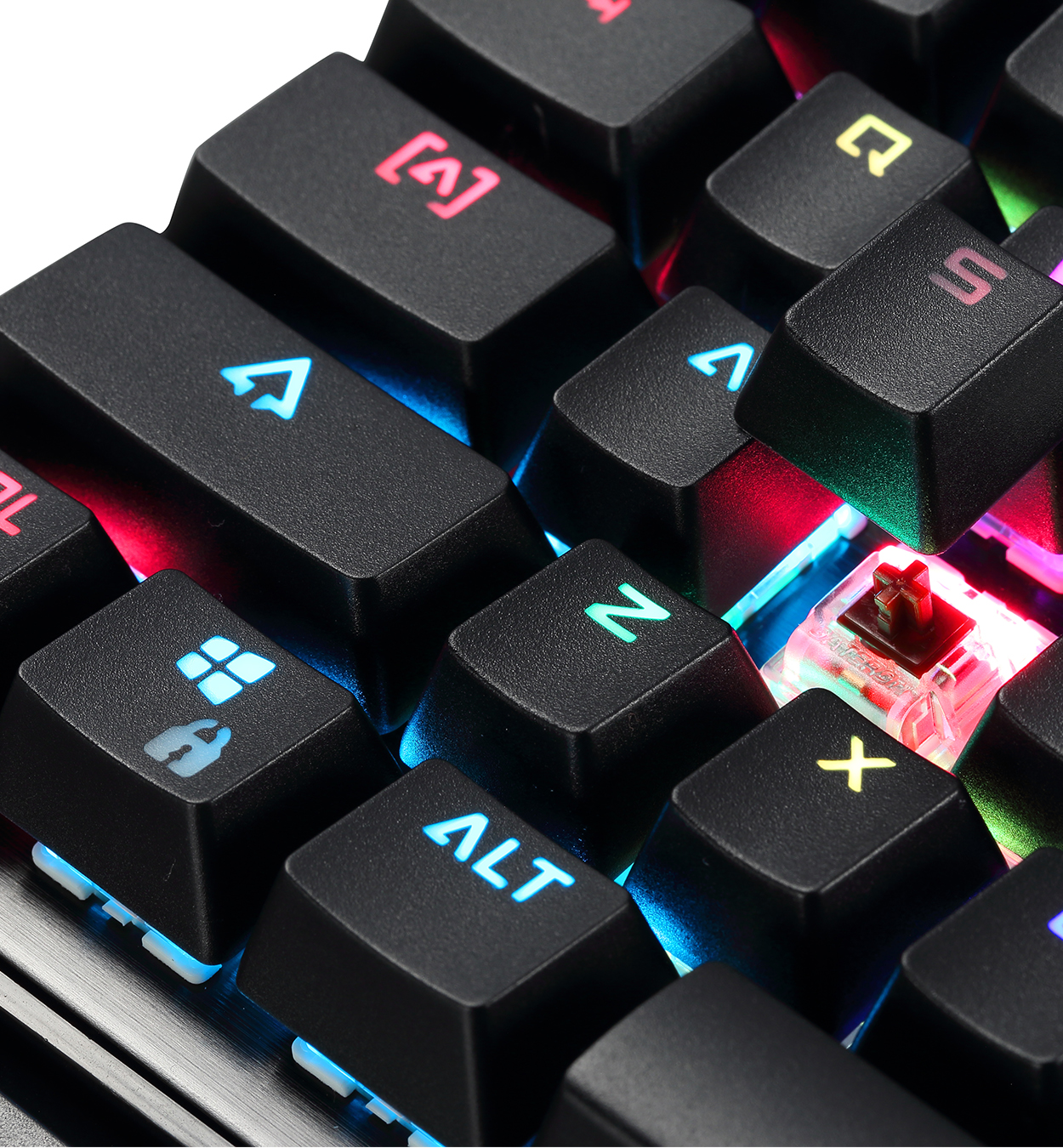 Primer plano de teclas de teclado negras con iluminación colorida, mostrando un interruptor mecánico rojo.