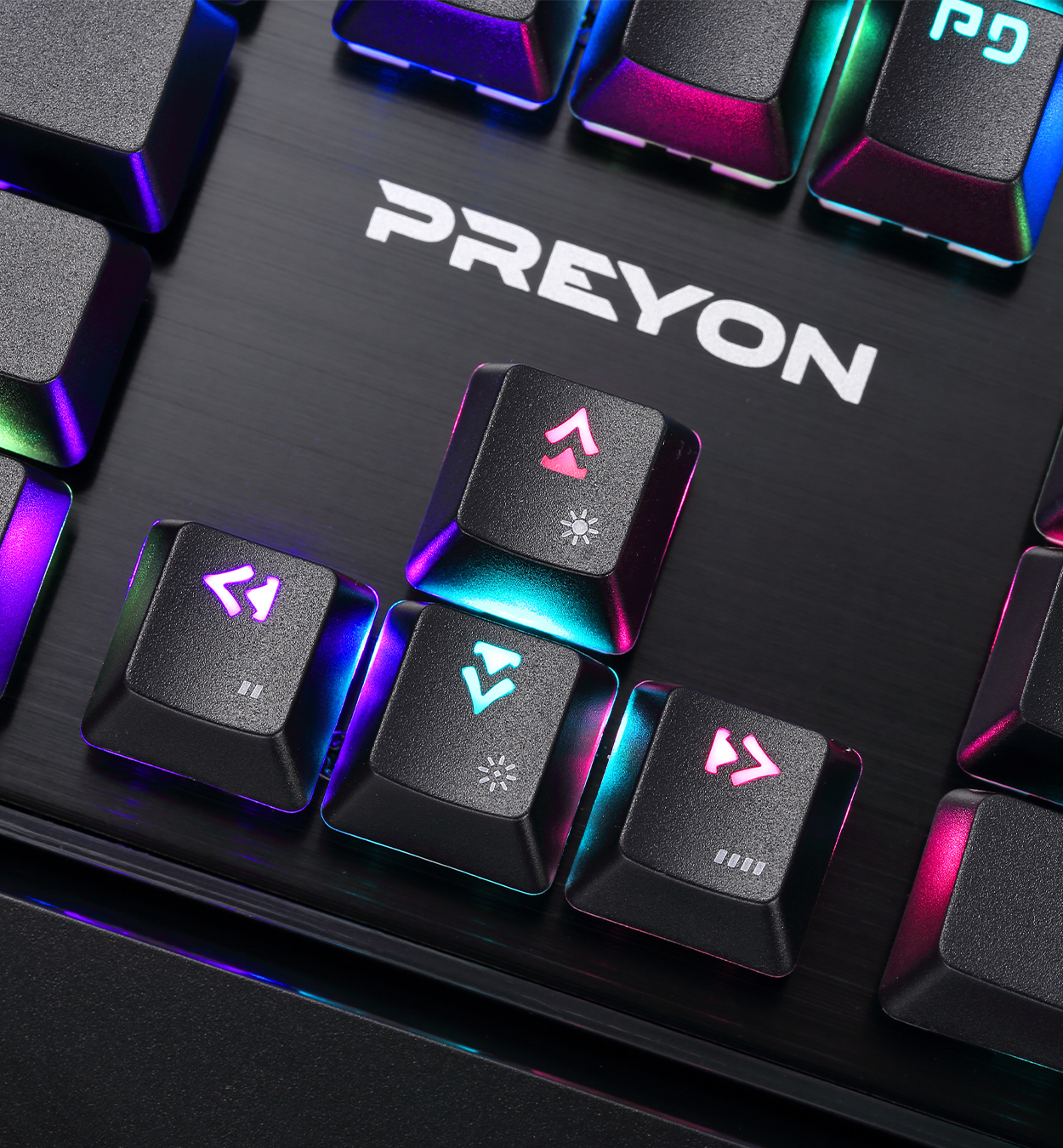 Primer plano de un teclado. Teclas negras con iluminación colorida. Fondo blanco.