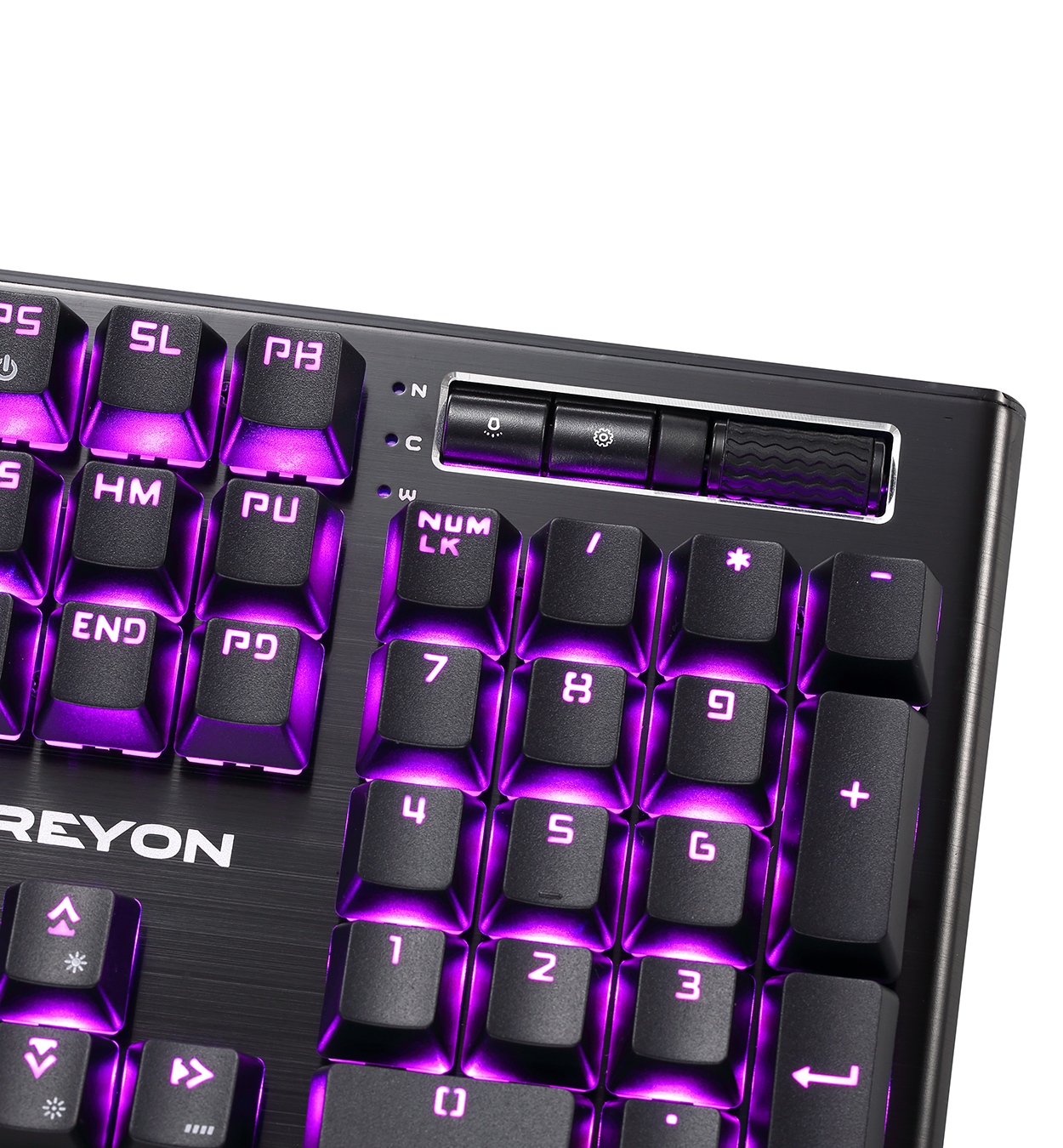 Primer plano de un teclado con iluminación morada. El teclado tiene teclas negras y bordes plateados.