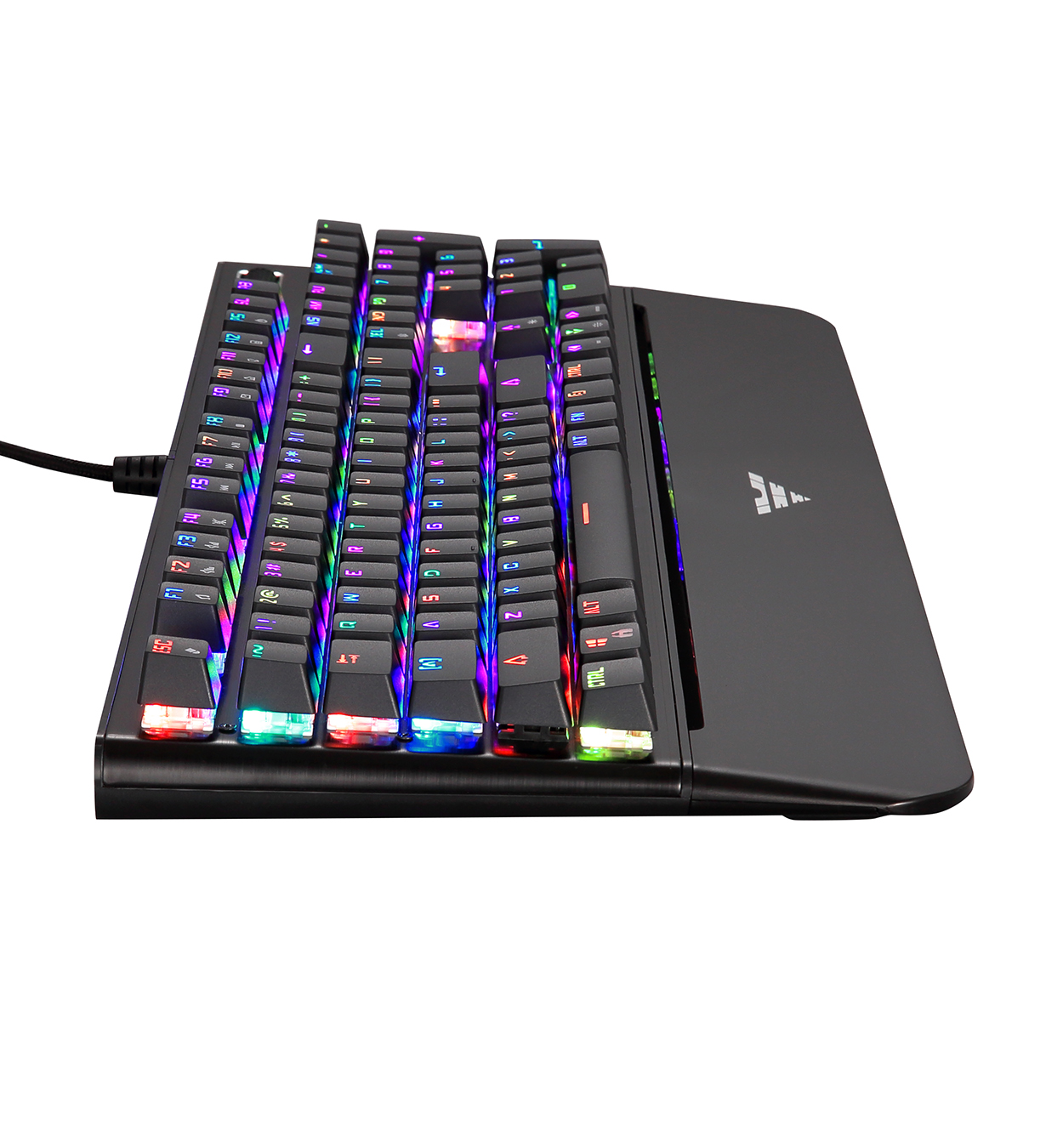 Teclado negro con teclas retroiluminadas. Tiene reposamuñecas.