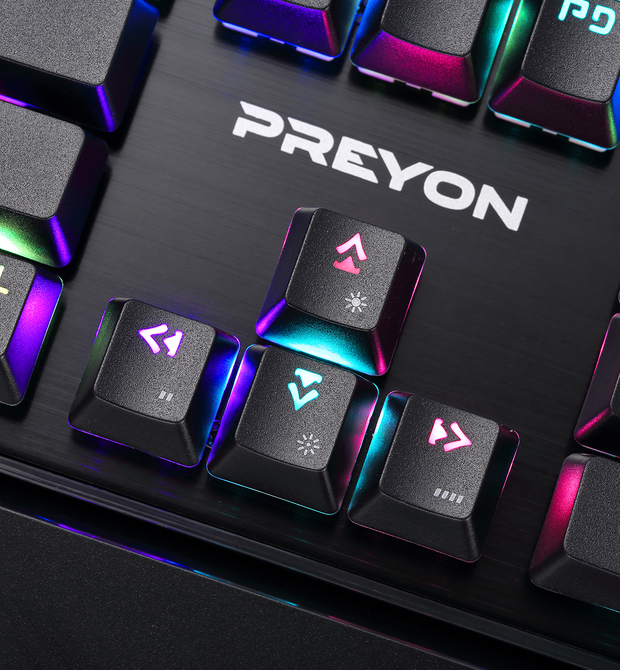 Primer plano de teclas de teclado con iluminación RGB, mostrando flechas y logo PREYON. Fondo blanco.