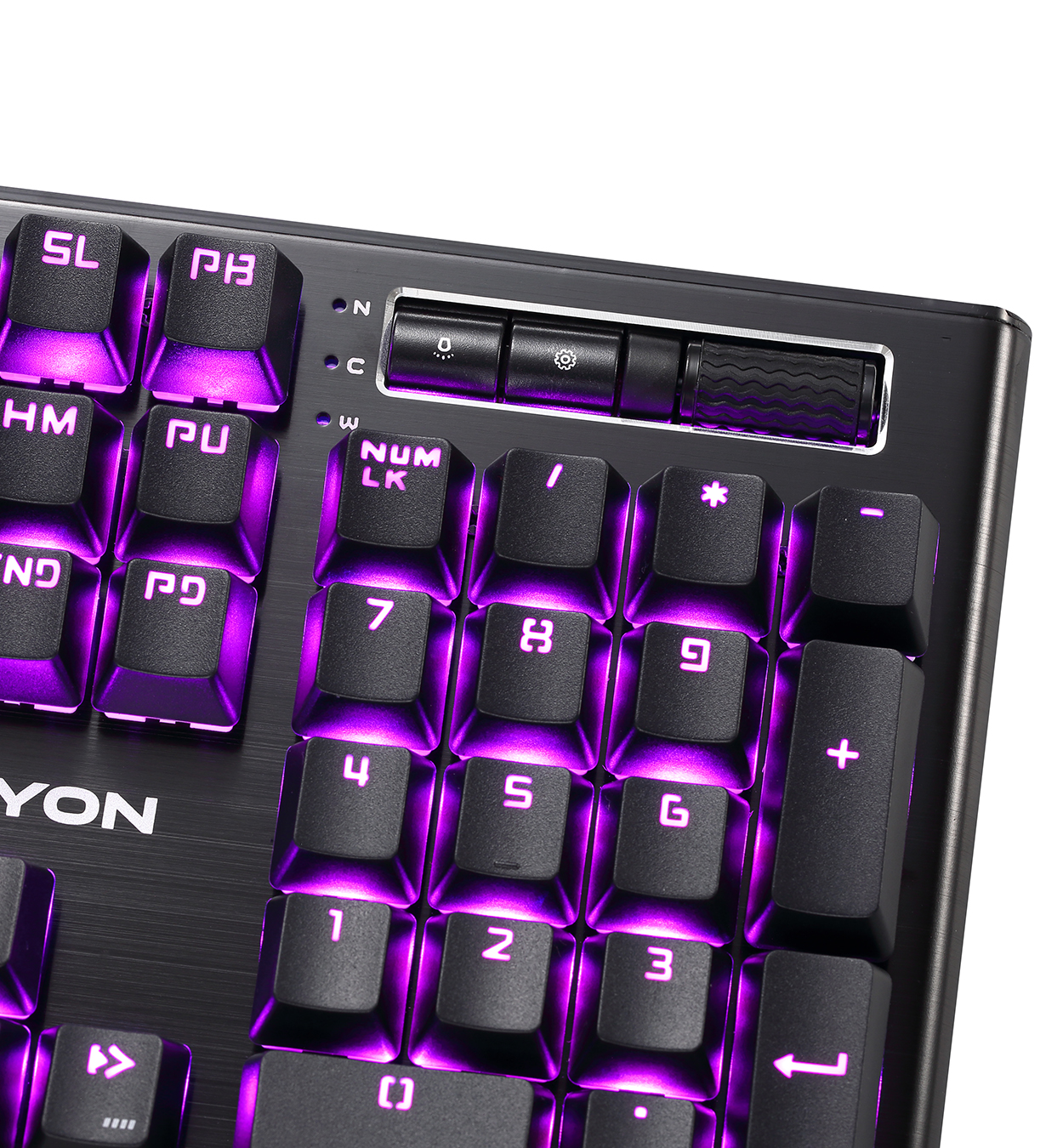 Primer plano de teclado negro con teclas moradas; fondo blanco.