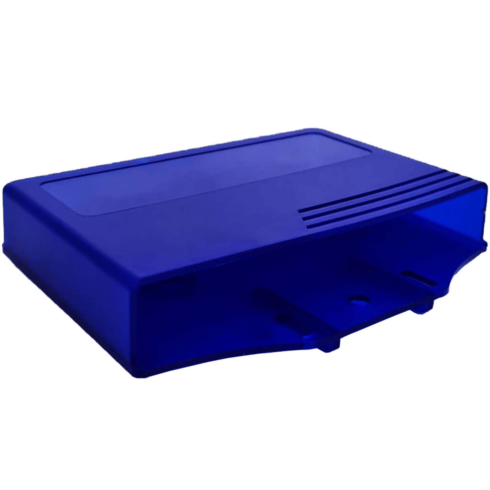Blaue Plastikbox mit Deckel und drei Lüftungsschlitzen oben.