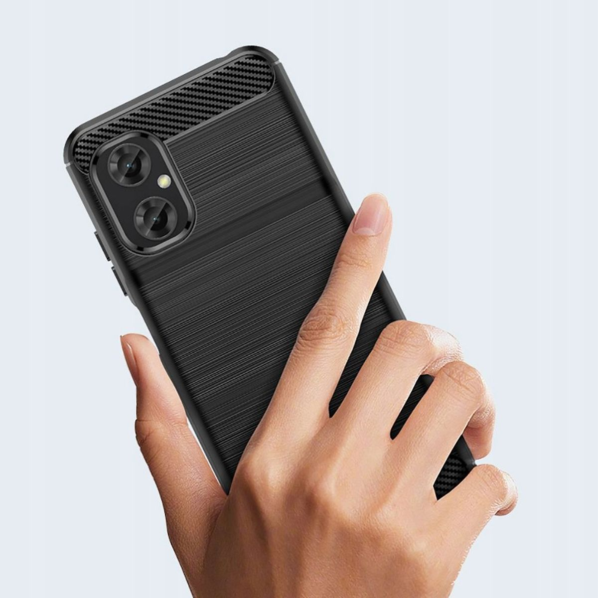 Eine Hand, die eine schwarze Handyhülle hält. Die Hülle hat ein strukturiertes Design.