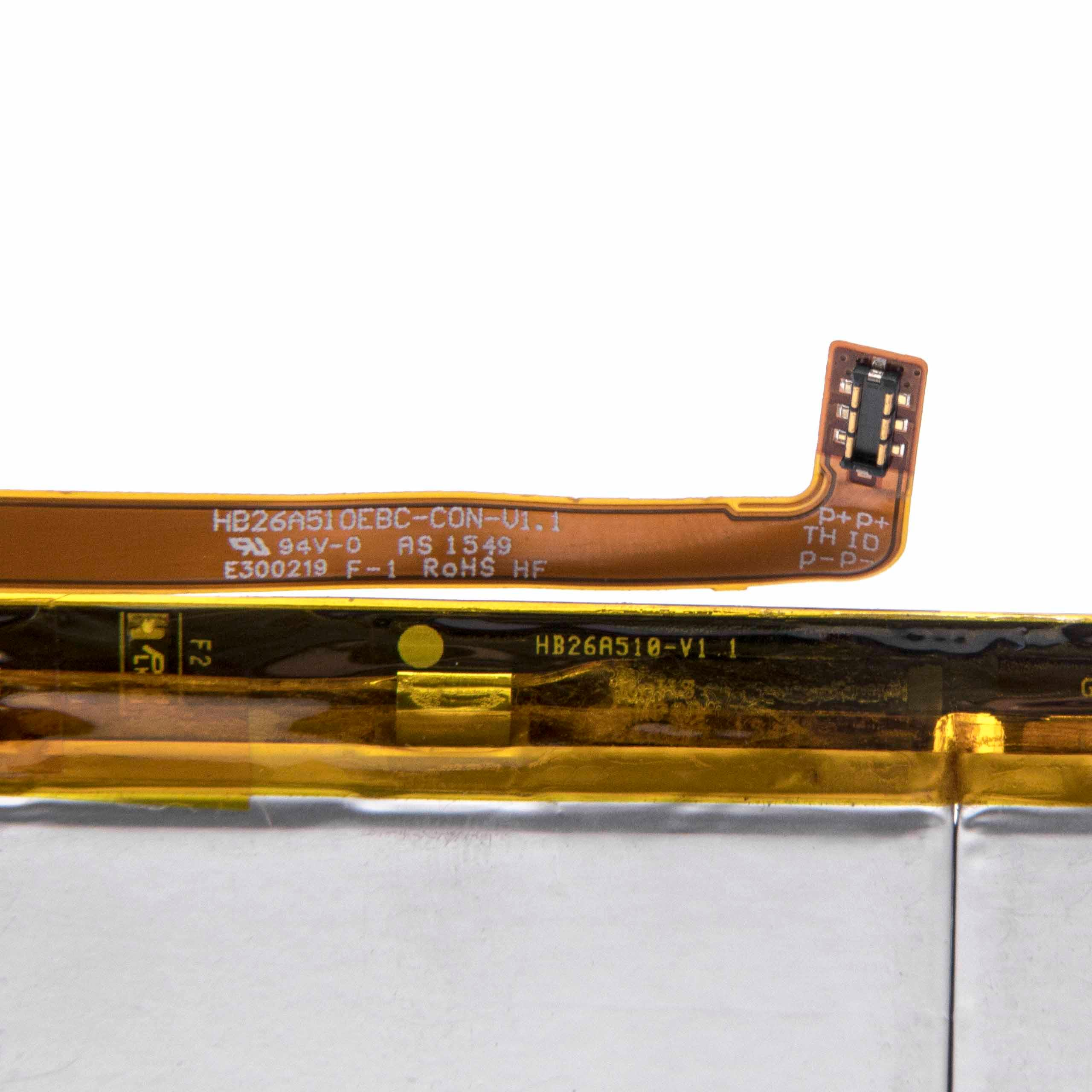 Nahaufnahme eines Batterieanschlusses und eines Flexkabels mit gedrucktem Text.