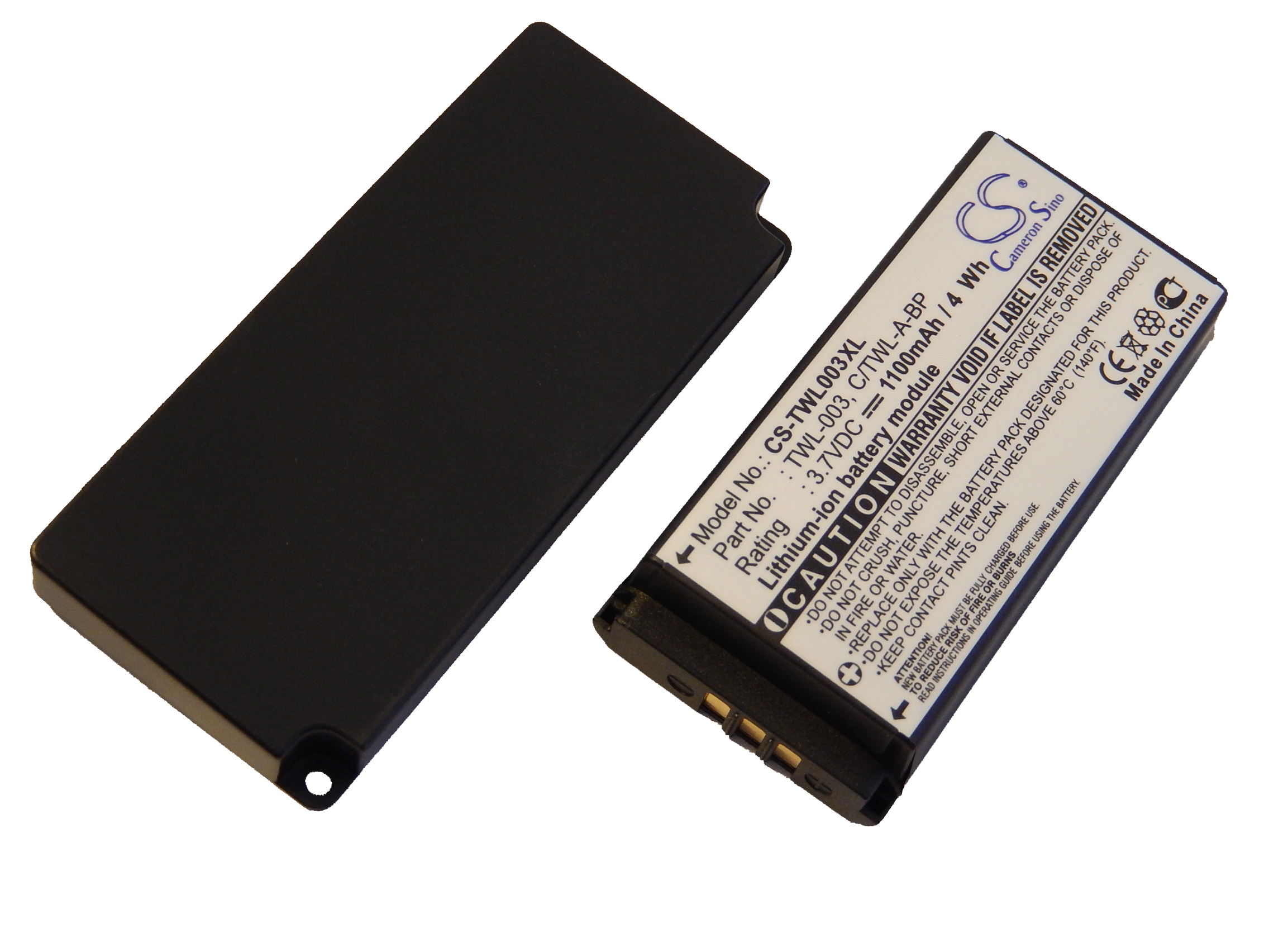 Eine schwarze Batterie und eine schwarze Abdeckung. Die Batterie hat ein Etikett mit weißem Text und einer Warnung.