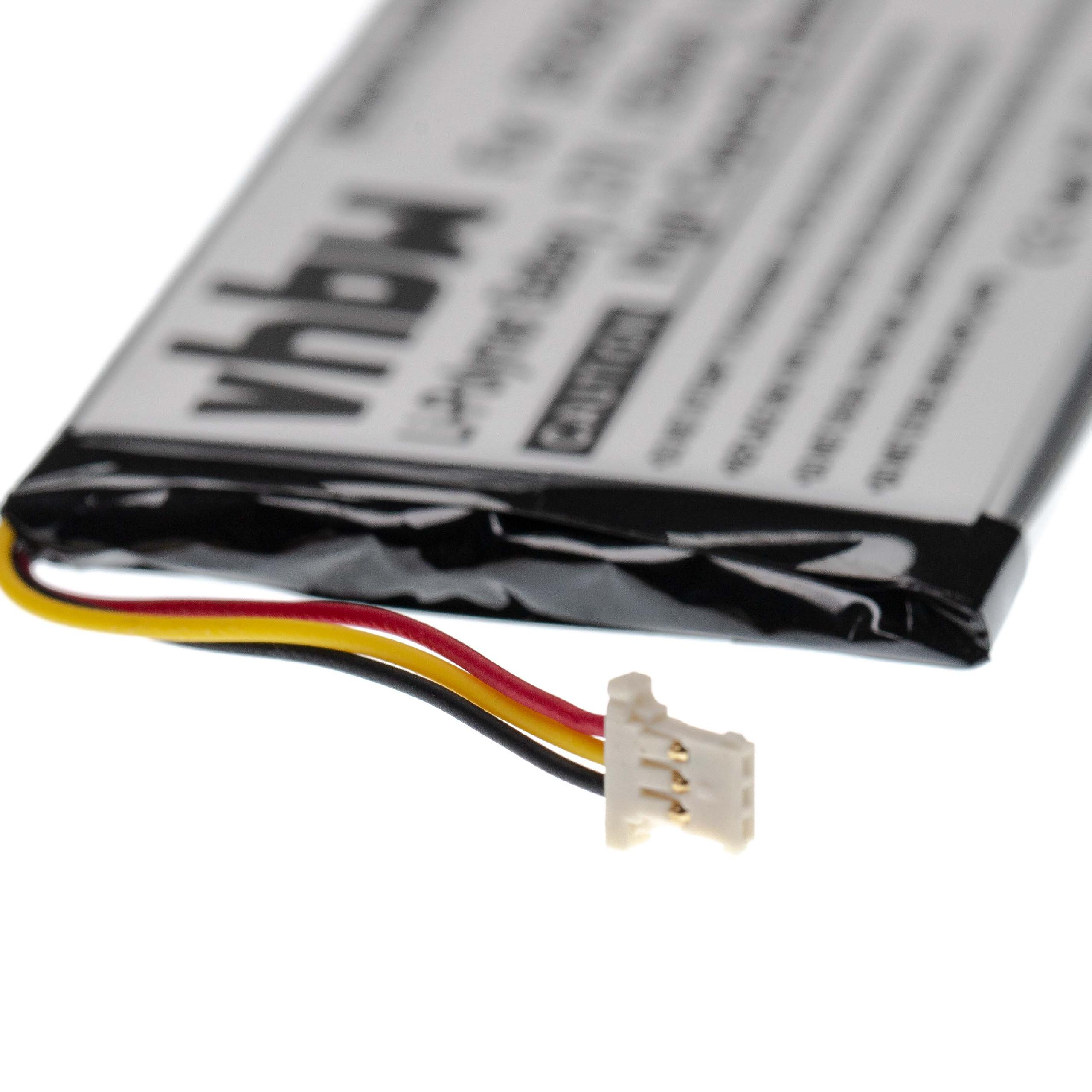 Nahaufnahme einer Batterie mit schwarzen, gelben und roten Drähten und einem weißen Stecker.