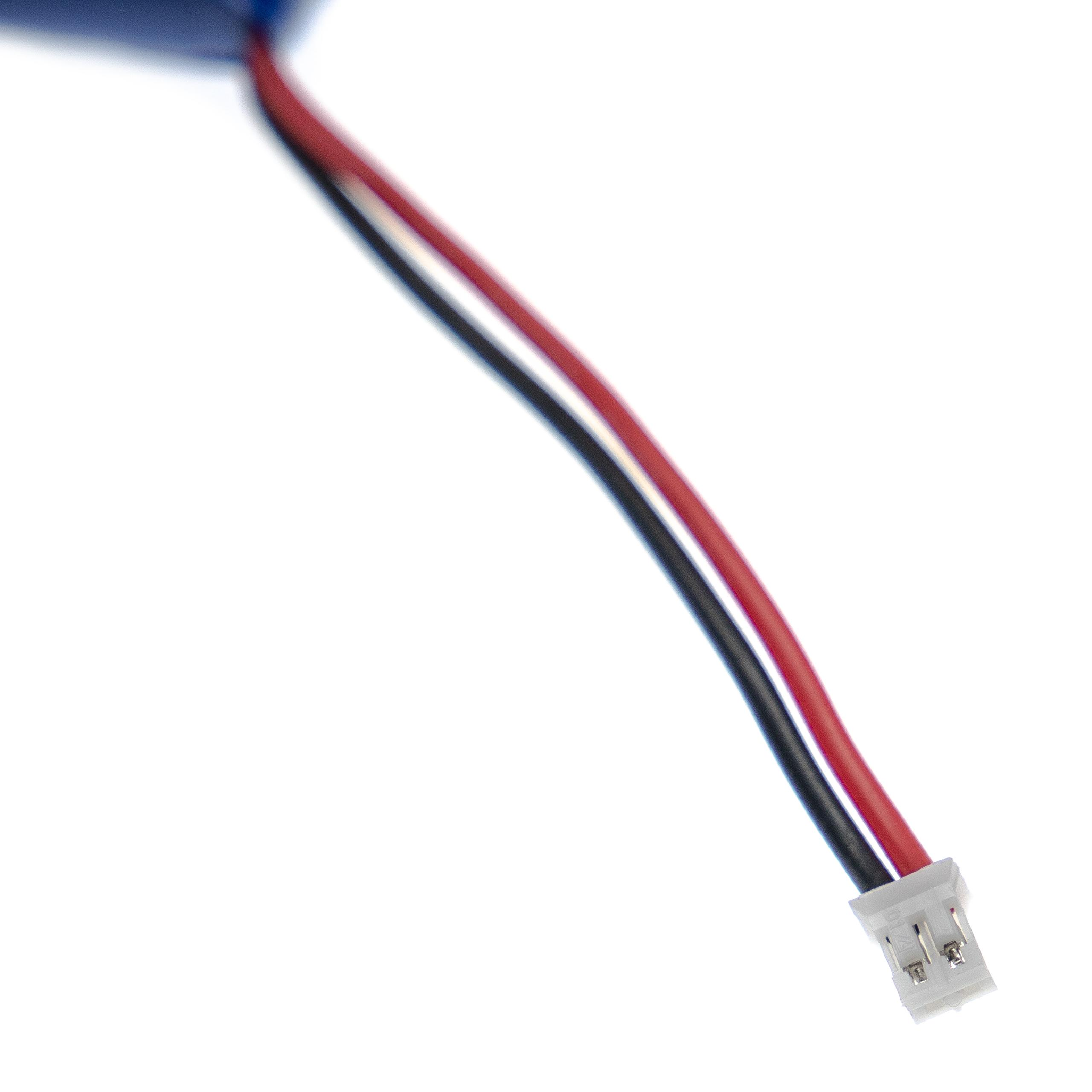 Drei farbige Drähte, die aus einem weißen Stecker auf weißem Hintergrund kommen.