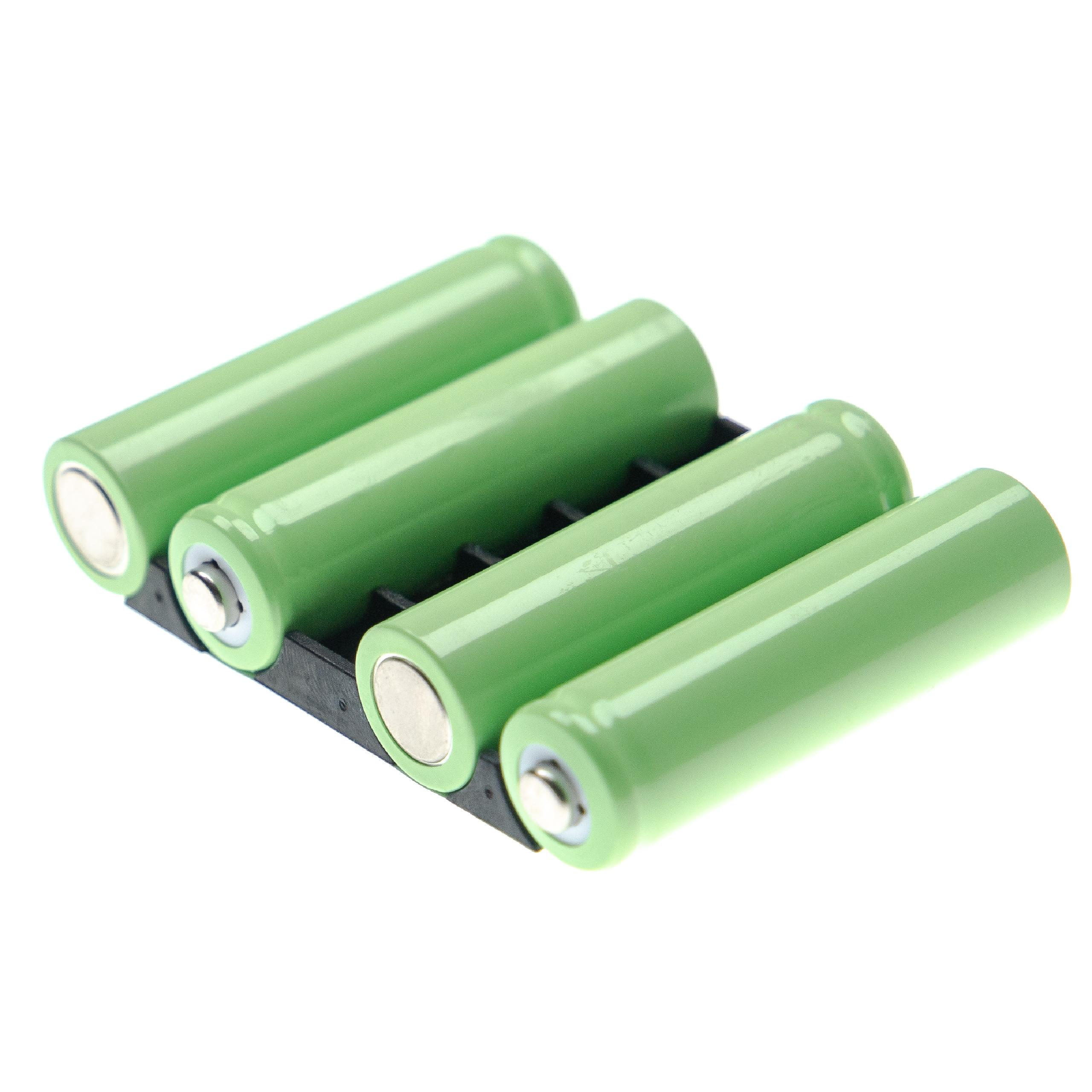 Vier grüne Batterien in einem schwarzen Halter auf einer weißen Oberfläche.