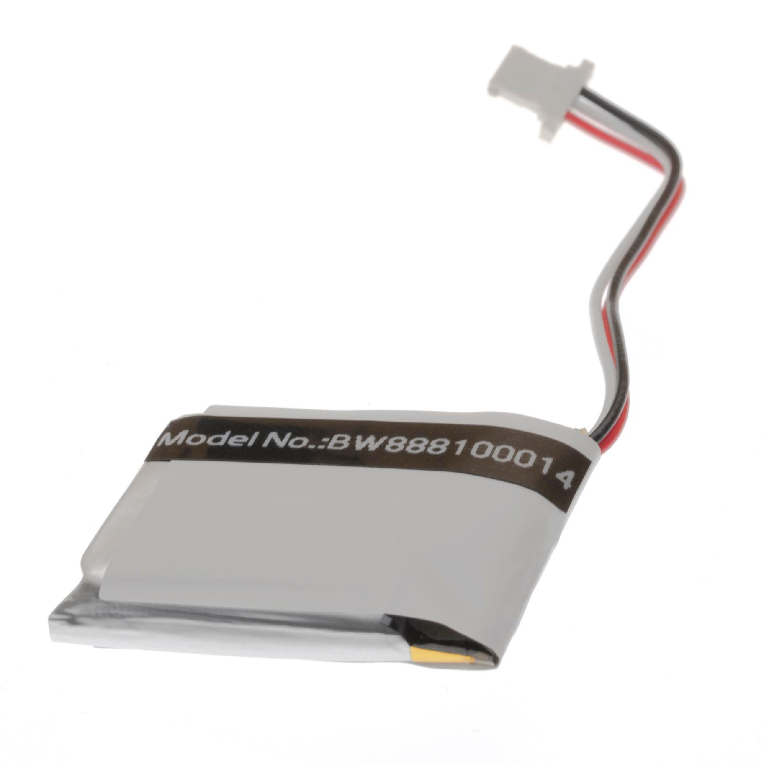Eine kleine rechteckige Batterie, weiß und silberfarben, verbunden mit Drähten mit einem Stecker, auf weißem Hintergrund.