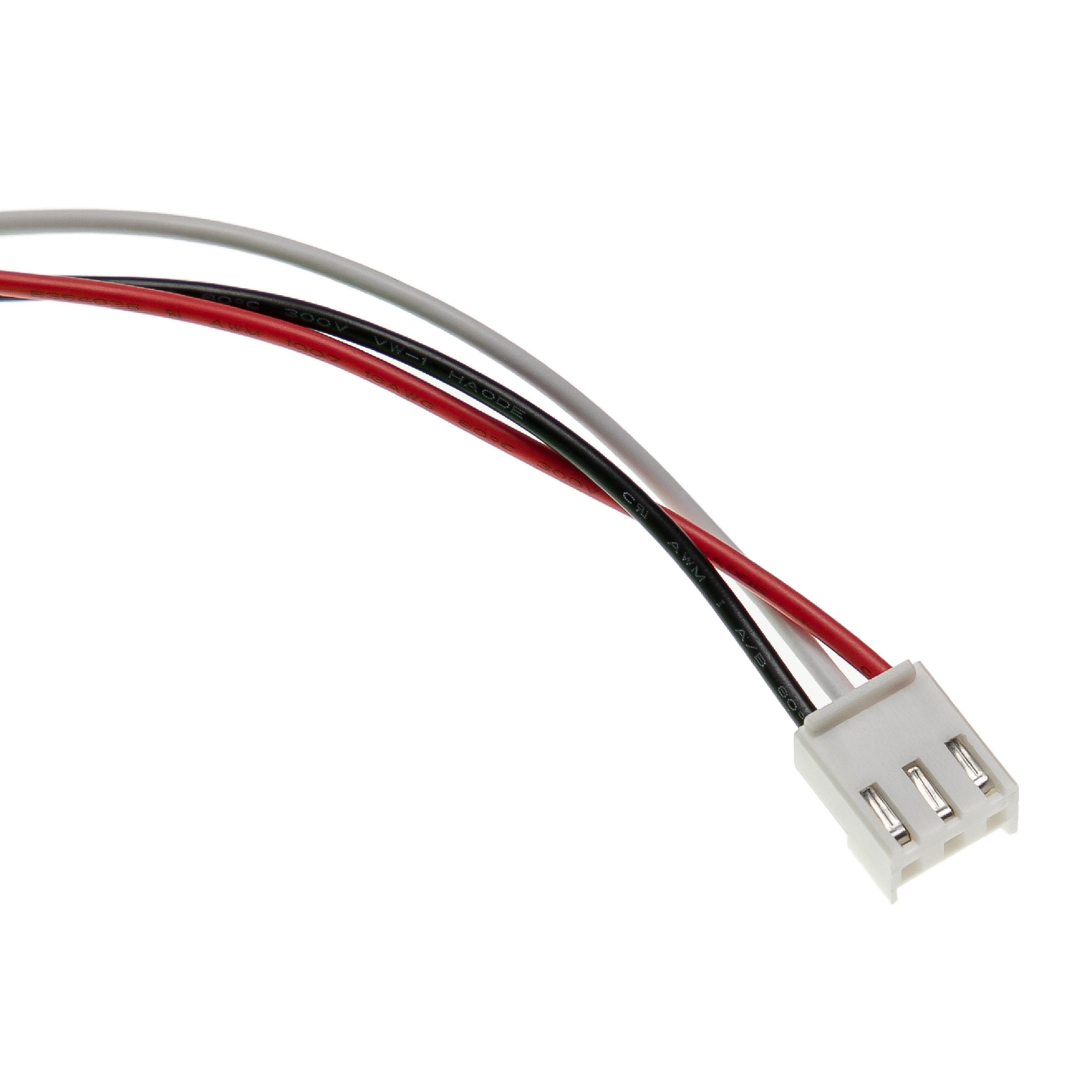 Drei Drähte (rot, schwarz und grau), die mit einem weißen Stecker verbunden sind, isoliert auf weißem Hintergrund.