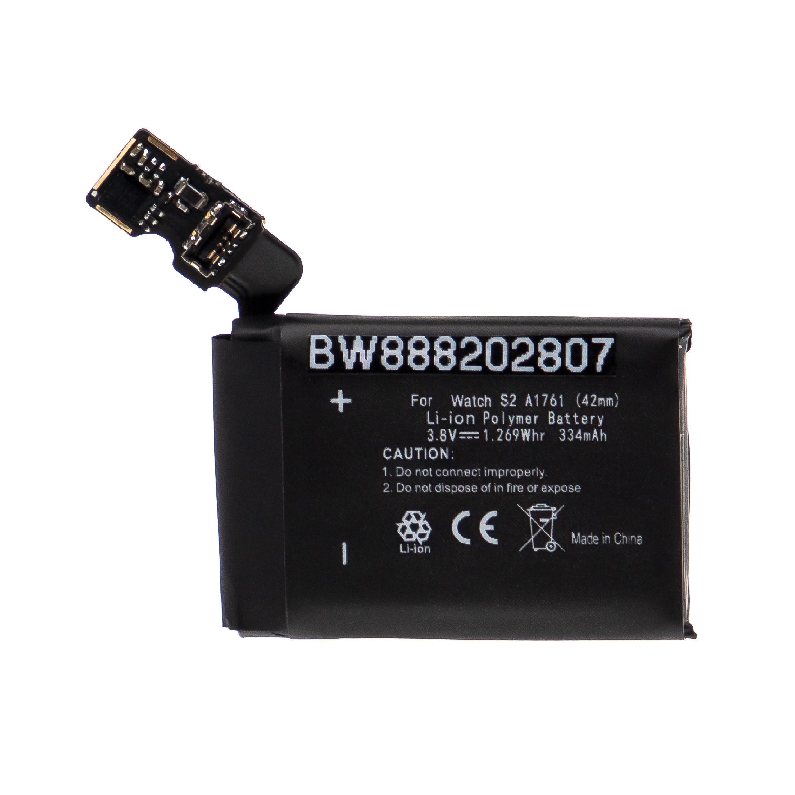 Ein schwarzer Akku mit weißem Text und Stecker. Der Hintergrund ist weiß.