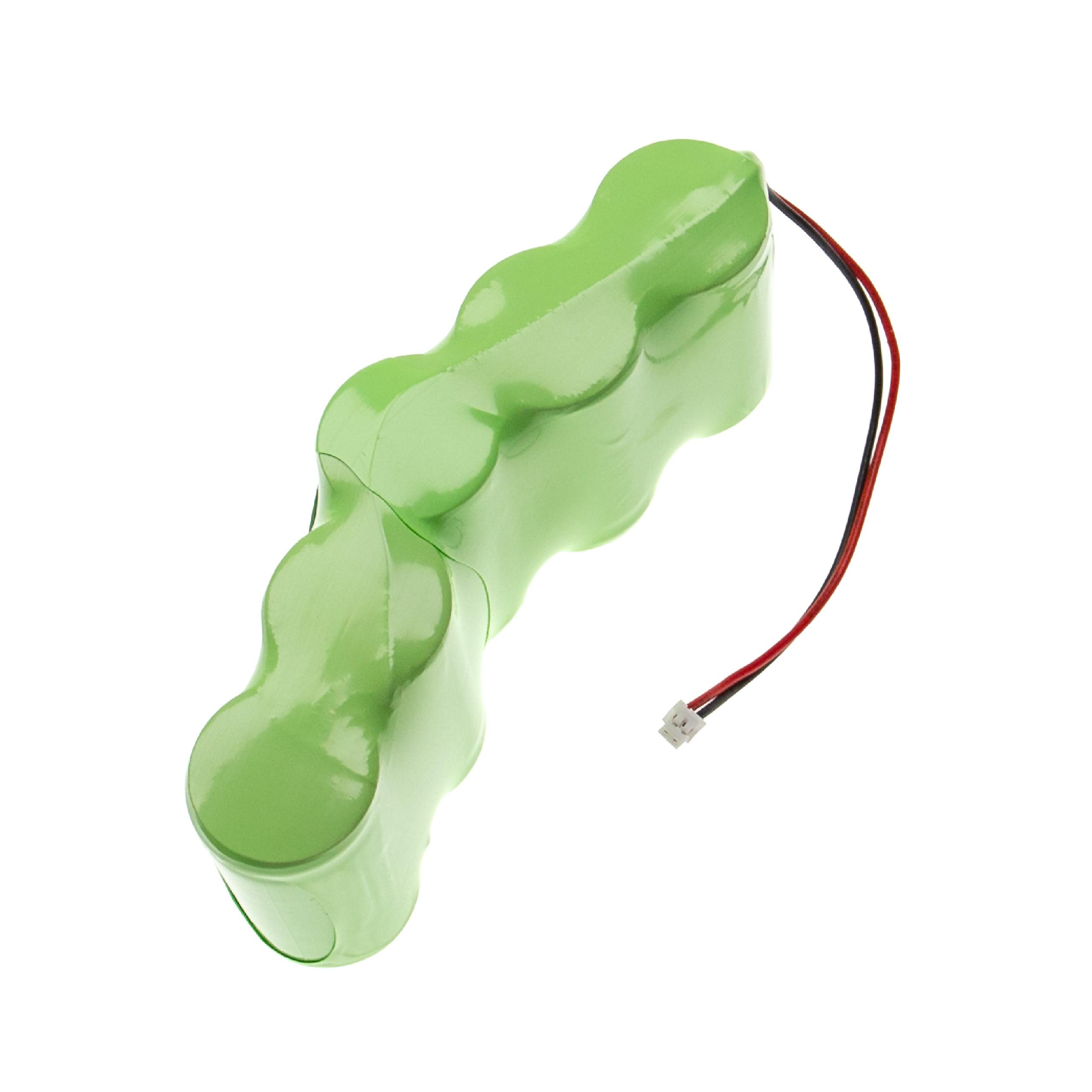 Grüner Akku mit Drähten und Stecker auf weißem Hintergrund.