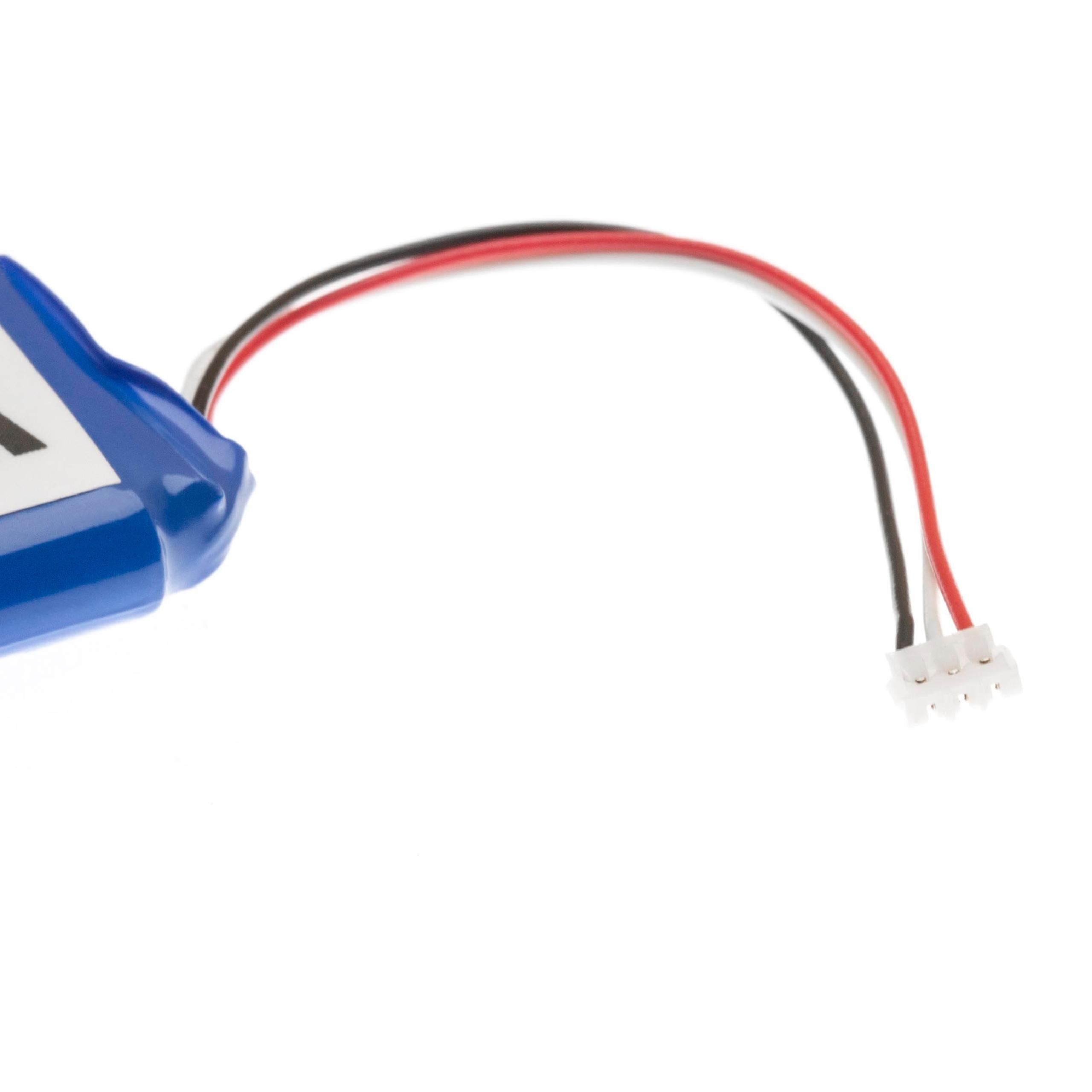 Nahaufnahme eines Batterieanschlusses mit roten, schwarzen und weißen Drähten. Weißer Hintergrund.