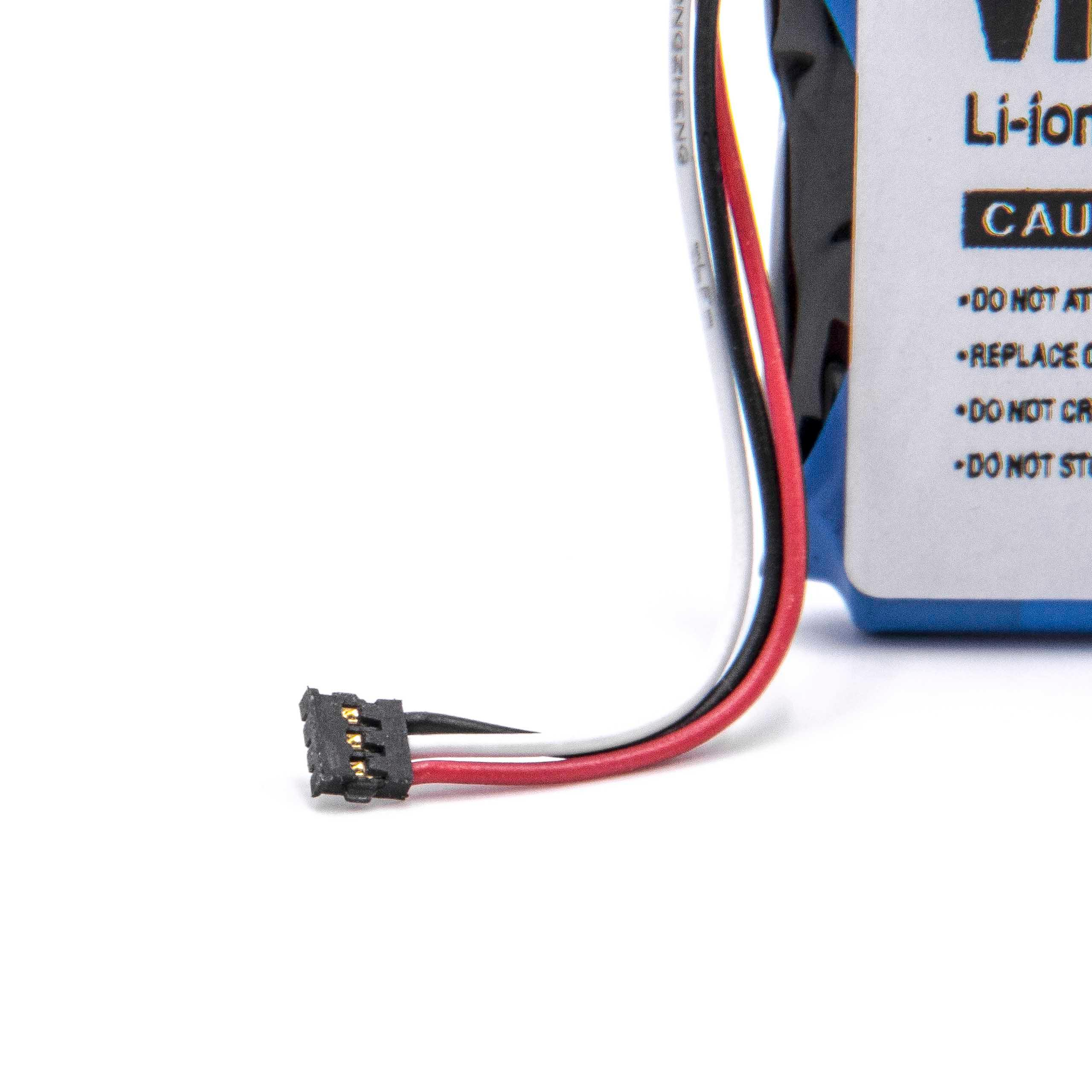 Eine Batterie mit schwarzen, weißen und roten Drähten, die an einem schwarzen Stecker befestigt sind. Weißer Hintergrund.