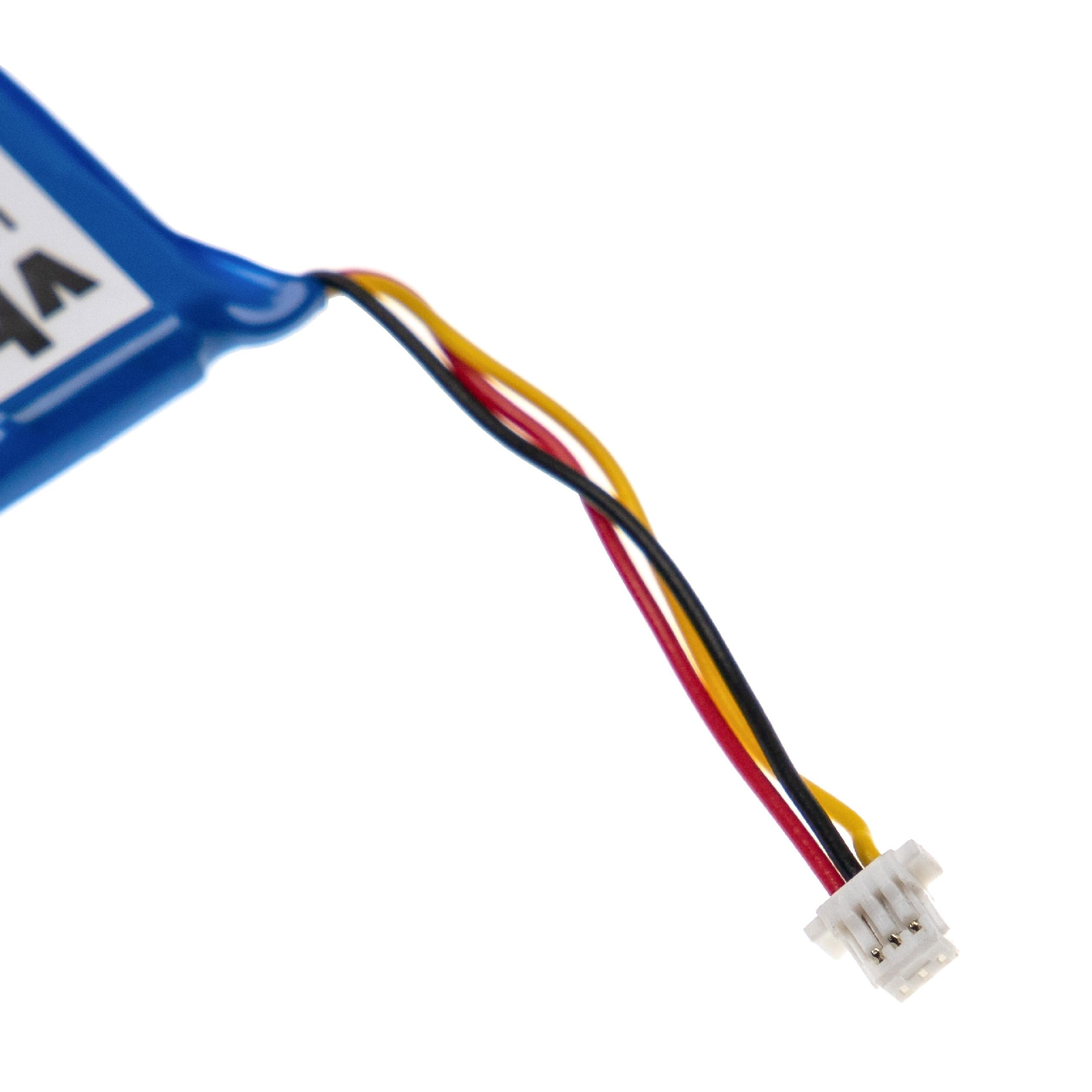 Batteriekabel, schwarz, rot und gelb, an einem weißen Stecker befestigt. Weißer Hintergrund.